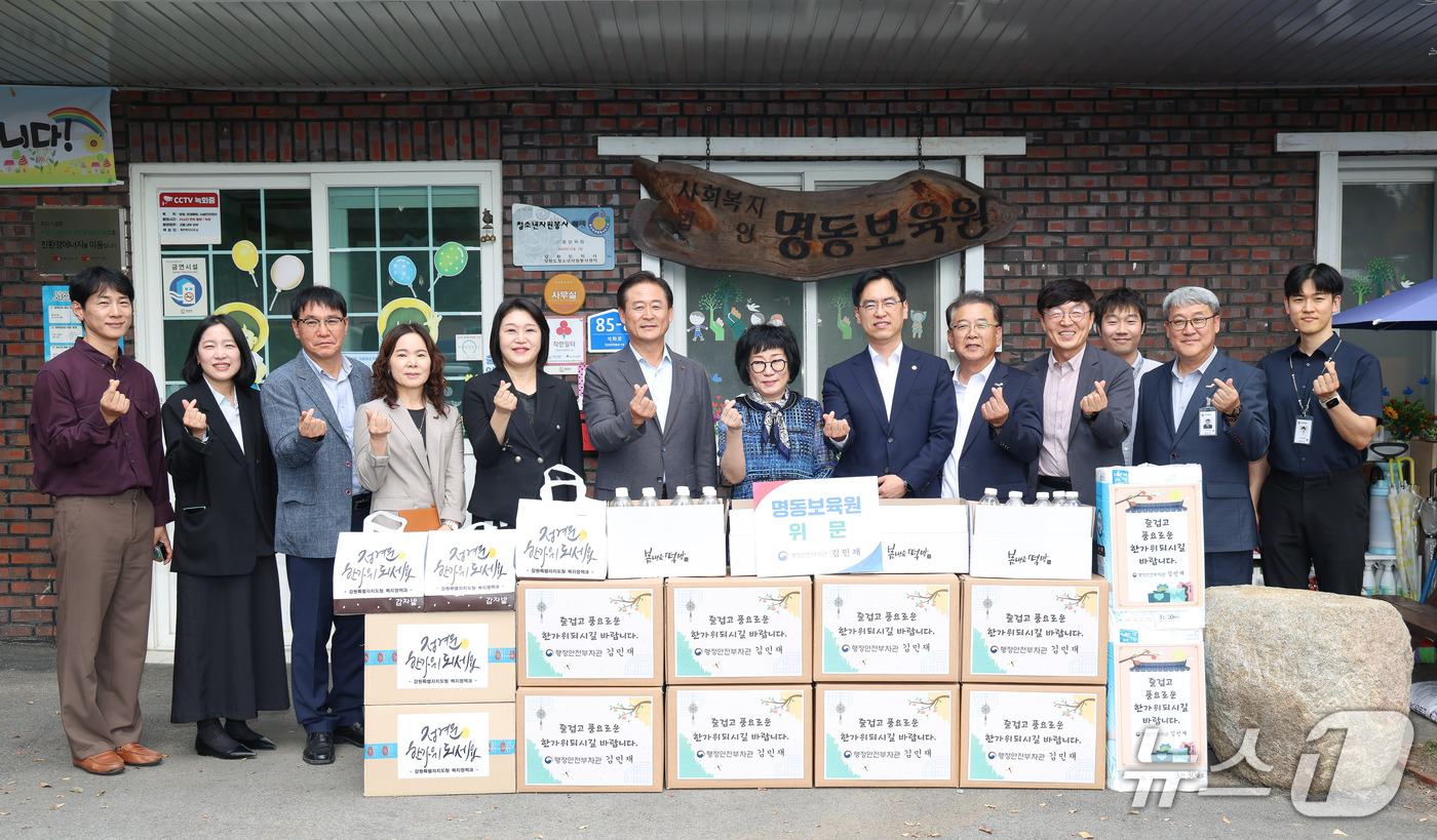 (서울=뉴스1) = 김민재 행정안전부 차관(오른쪽 여섯 번째)이 17일 오후 추석 명절을 앞두고 강원특별자치도 홍천군 명동보육원에 위문품을 전달하고 신영재 홍천군수 및 시설 관계자 …