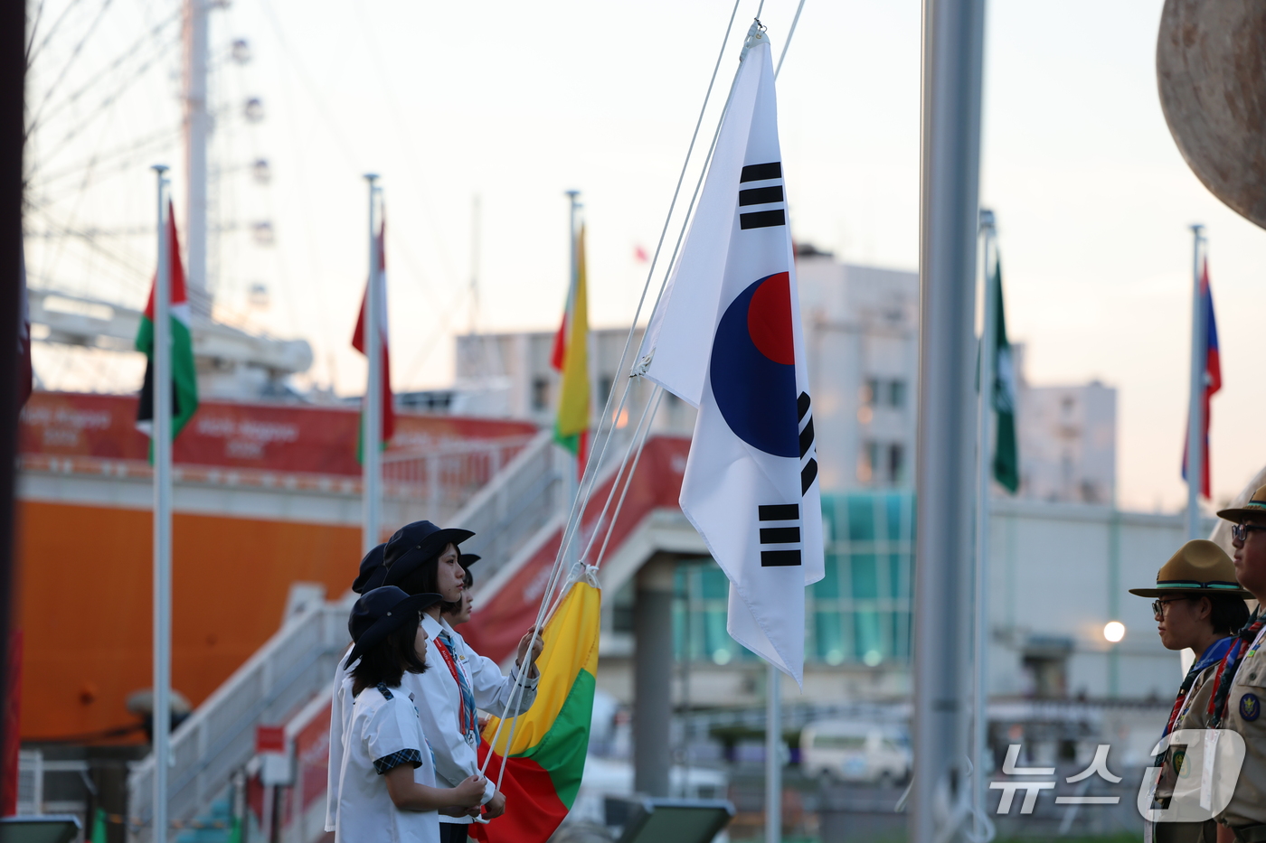 (나고야=뉴스1) 김도우 기자 = 17일 일본 나고야항에 마련된 2026 아이치·나고야 아시안게임 선수촌 입촌식에서 태극기가 게양되고 있다. 2026.9.17/뉴스1