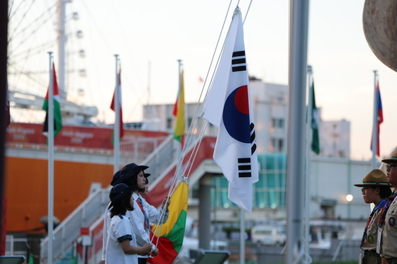 나고야 선수촌 게양되는 태극기