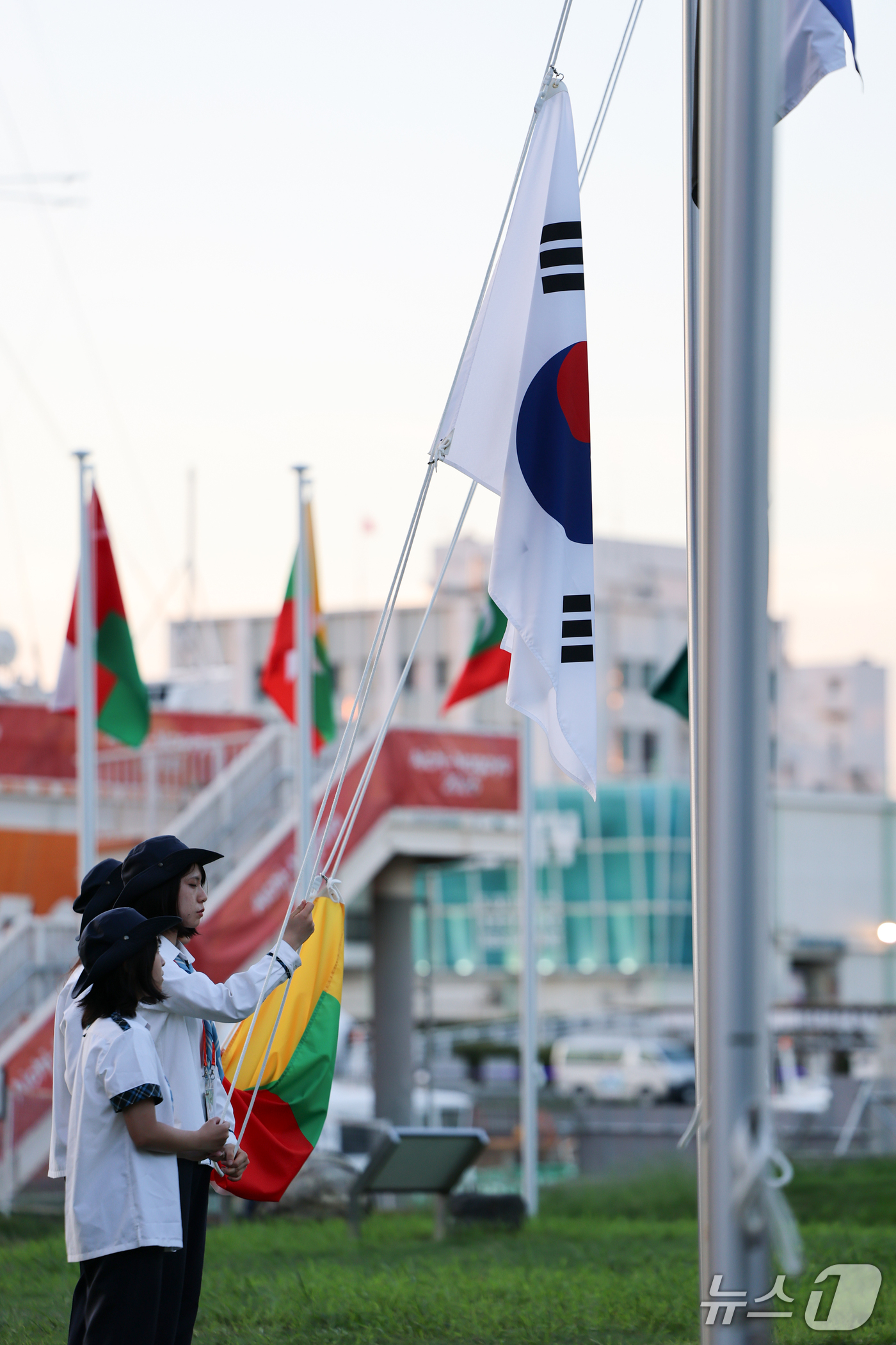 (나고야=뉴스1) 김도우 기자 = 17일 일본 나고야항에 마련된 2026 아이치·나고야 아시안게임 선수촌 입촌식에서 태극기가 게양되고 있다. 2026.9.17/뉴스1