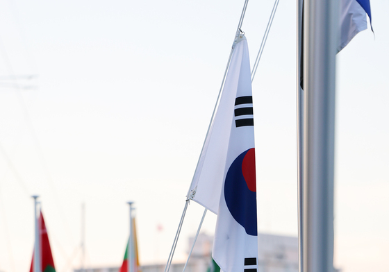 나고야 아시안게임 선수촌 게양되는 태극기