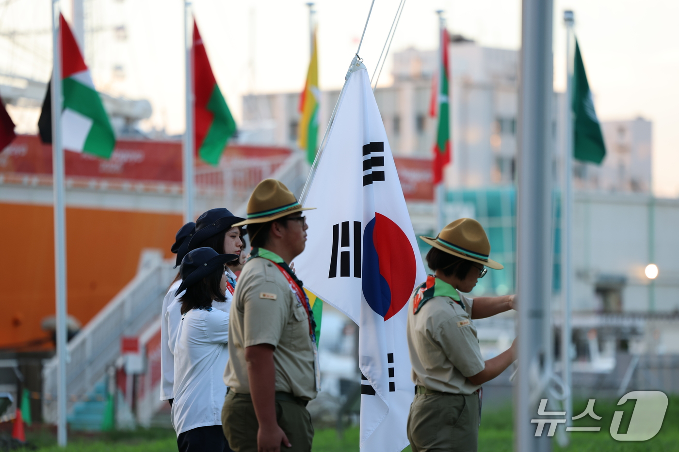 (나고야=뉴스1) 김도우 기자 = 17일 일본 나고야항에 마련된 2026 아이치·나고야 아시안게임 선수촌 입촌식에서 태극기가 게양되고 있다. 2026.9.17/뉴스1