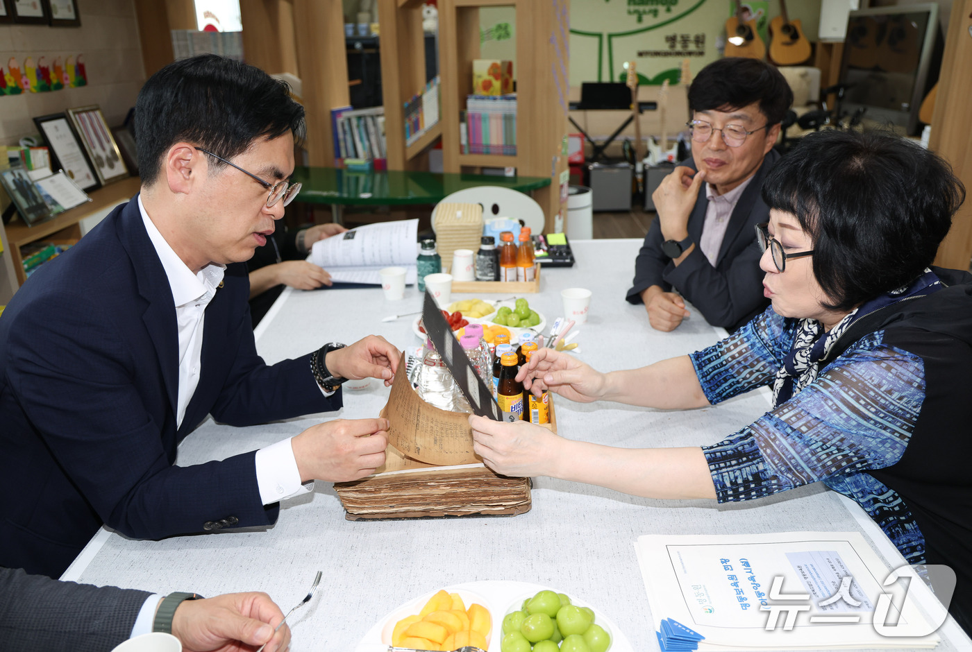 (서울=뉴스1) = 김민재 행정안전부 차관이 17일 오후 추석 명절을 앞두고 강원특별자치도 홍천군 명동보육원을 방문해 시설 관계자로부터 시설 현황을 청취하고 관계자들과 환담을 하고 …