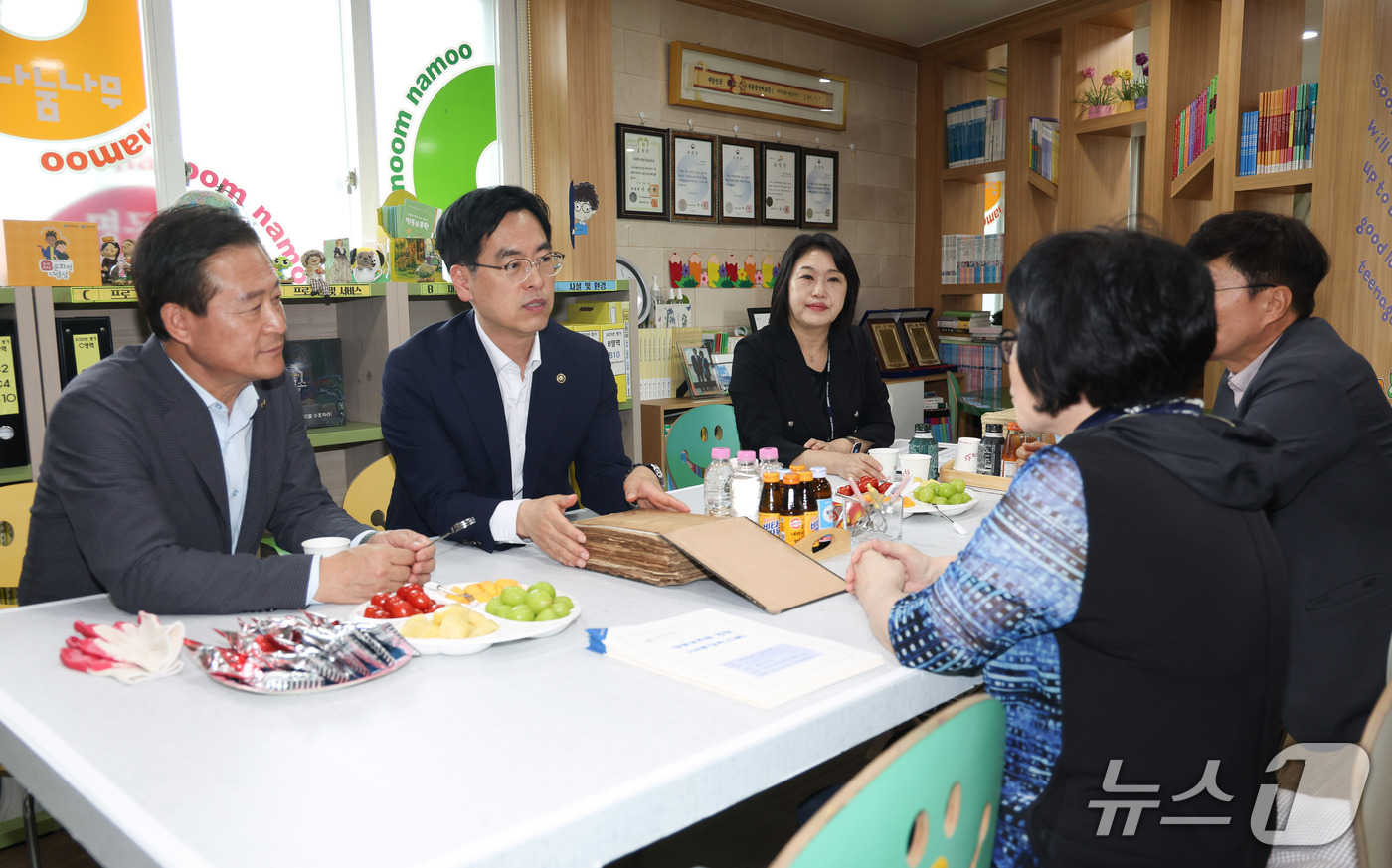 (서울=뉴스1) = 김민재 행정안전부 차관이 17일 오후 추석 명절을 앞두고 강원특별자치도 홍천군 명동보육원을 방문해 시설 관계자로부터 시설 현황을 청취하고 관계자들과 환담하고 있 …