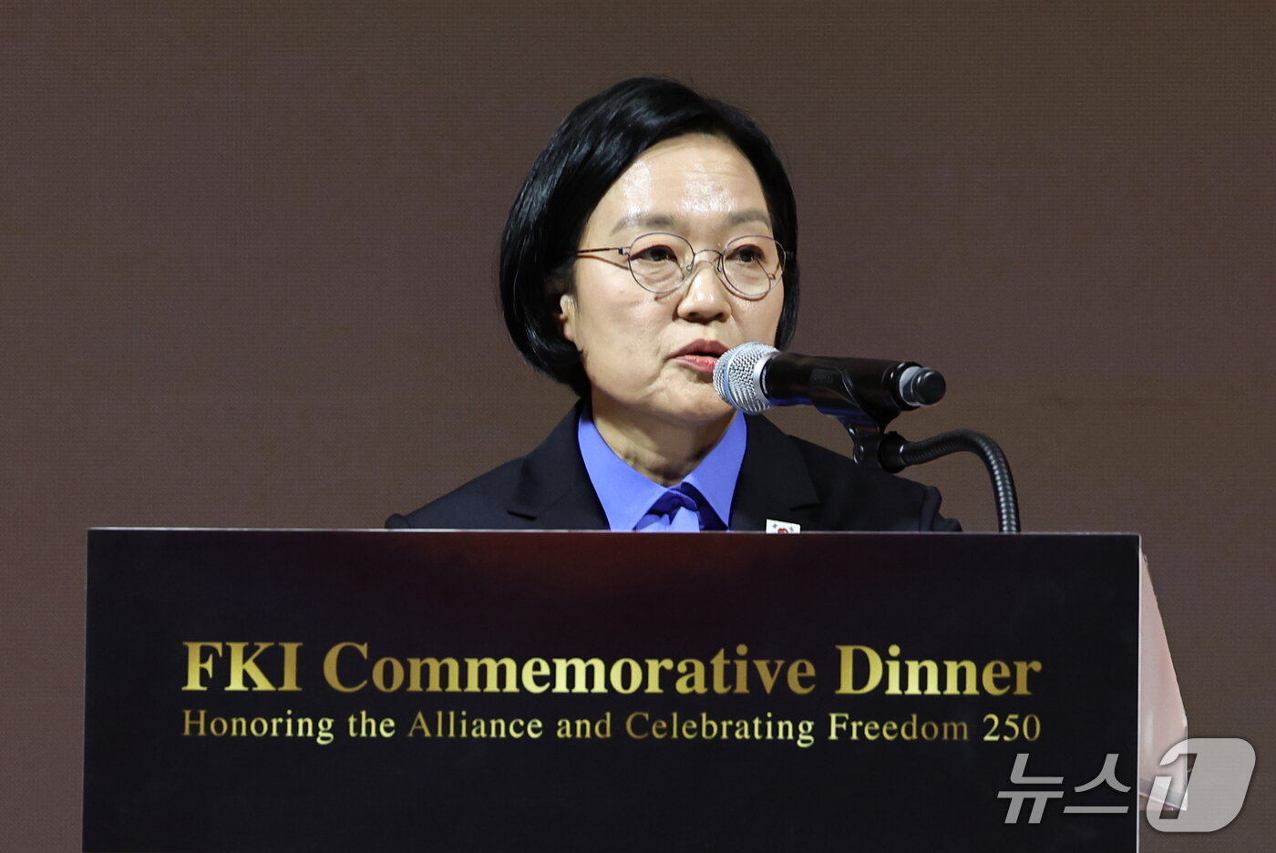 본문 이미지 - 한성숙 국무총리가 17일 서울 영등포구 FKI타워에서 열린 ‘미국 건국 250주년 기념 감사만찬’에서 특별연설을 하고 있다. 2026.9.17 ⓒ 뉴스1 이종수 기자