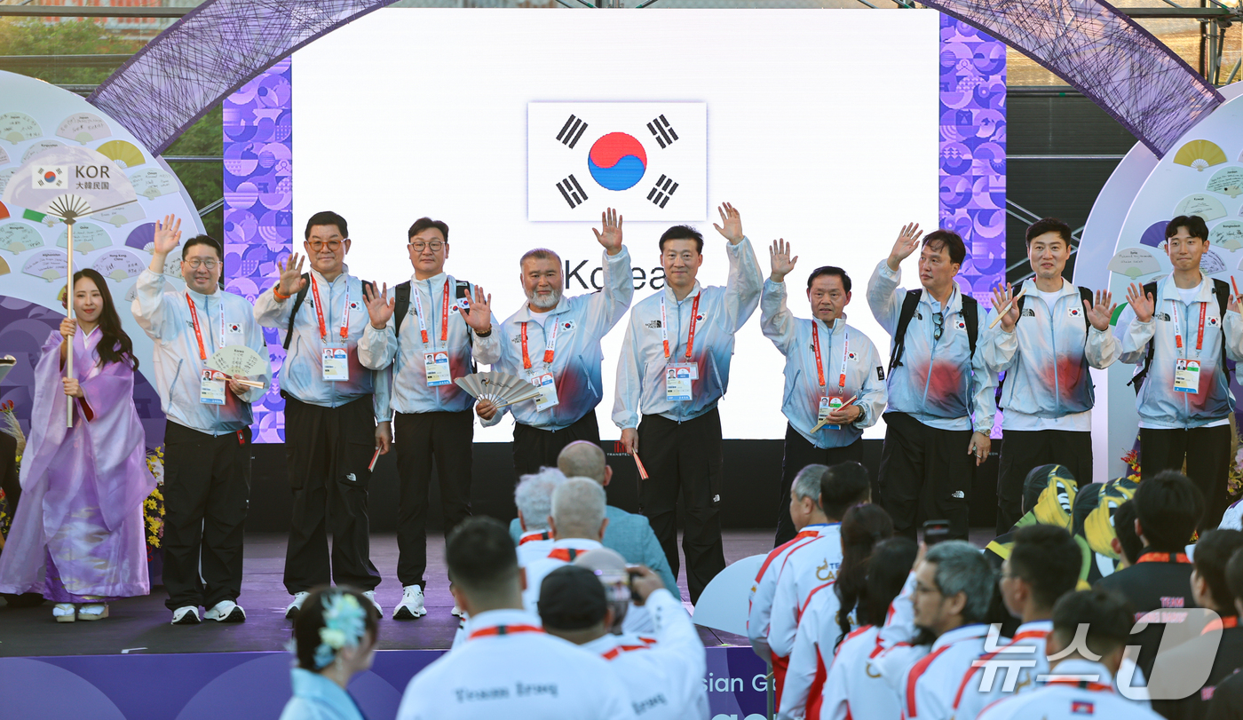 (나고야=뉴스1) 김도우 기자 = 이상현 선수단장 등 대한민국 국가대표 선수단이 17일 일본 나고야 2026 아이치·나고야 아시안게임 선수촌에서 열린 입촌식에서 손을 흔들고 있다. …