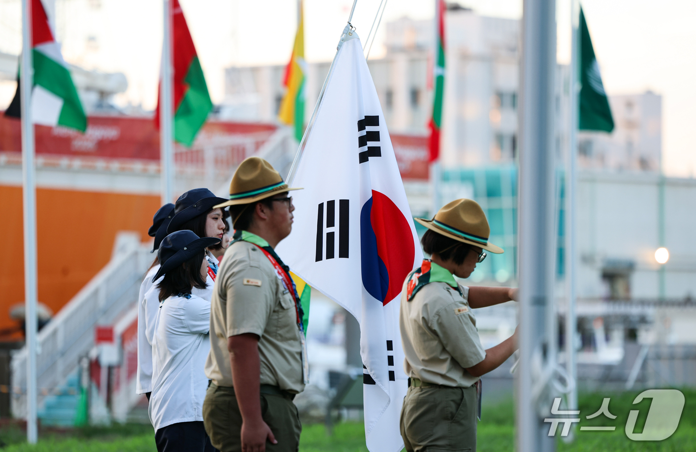 (나고야=뉴스1) 김도우 기자 = 17일 일본 나고야항에 마련된 2026 아이치·나고야 아시안게임 선수촌 입촌식에서 태극기가 게양되고 있다. 2026.9.17/뉴스 2026.9.1 …