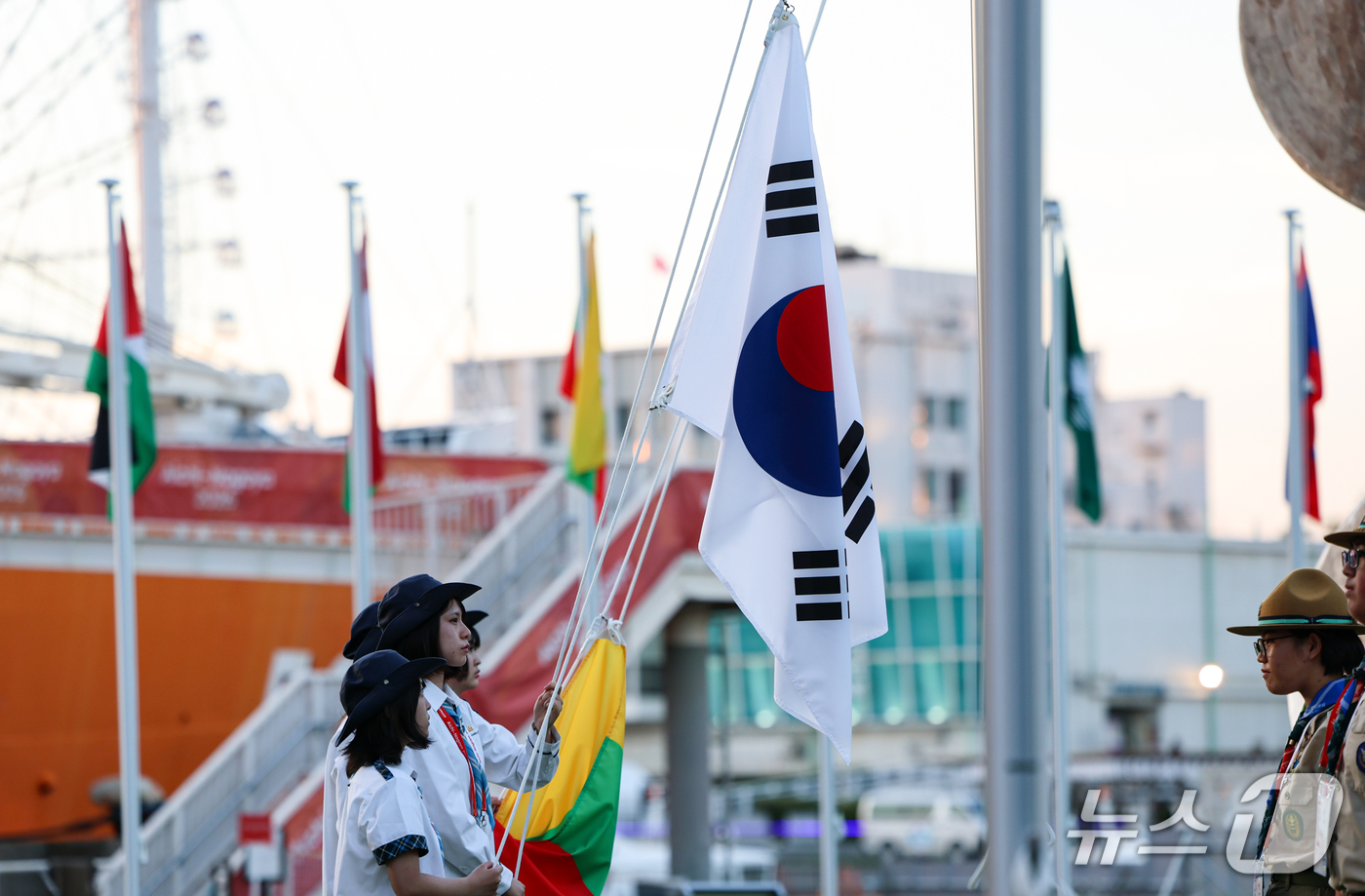 (나고야=뉴스1) 김도우 기자 = 17일 일본 나고야항에 마련된 2026 아이치·나고야 아시안게임 선수촌 입촌식에서 태극기가 게양되고 있다. 2026.9.17/뉴스 2026.9.1 …
