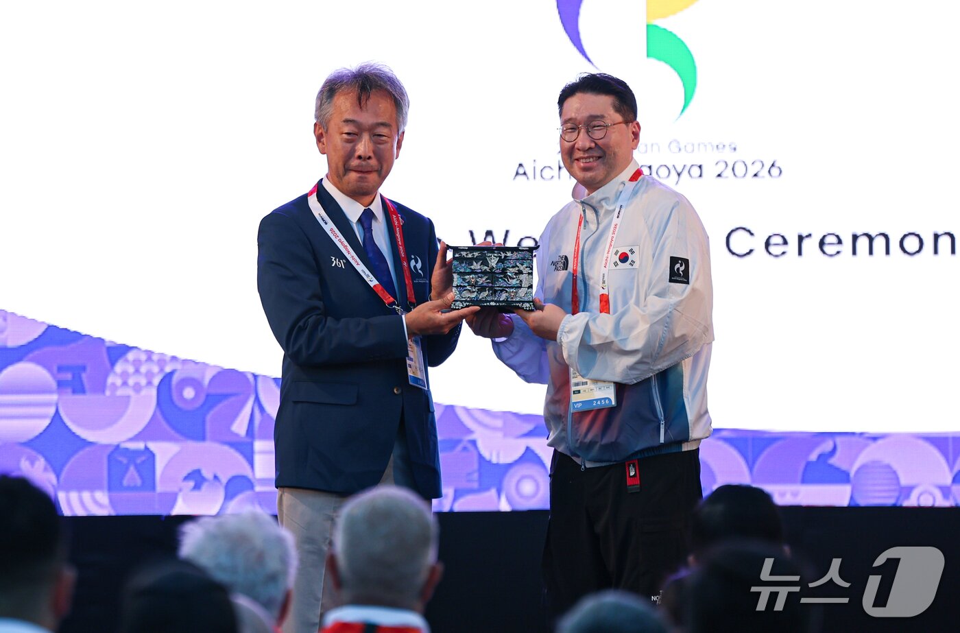 본문 이미지 - 이상현 대한민국 선수단장 17일 일본 나고야 2026 아이치·나고야 아시안게임 선수촌에서 열린 입촌식에서 선물교환을 하고 기념촬영을 하고 있다. 2026.9.17 ⓒ 뉴스1 김도우 기자