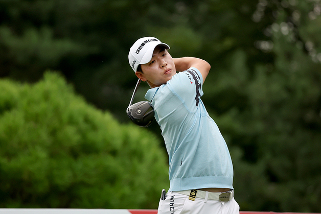 '3승 도전' 최찬, KPGA 골프존 오픈 첫날 선두…'AG 대표' 문도엽 49위