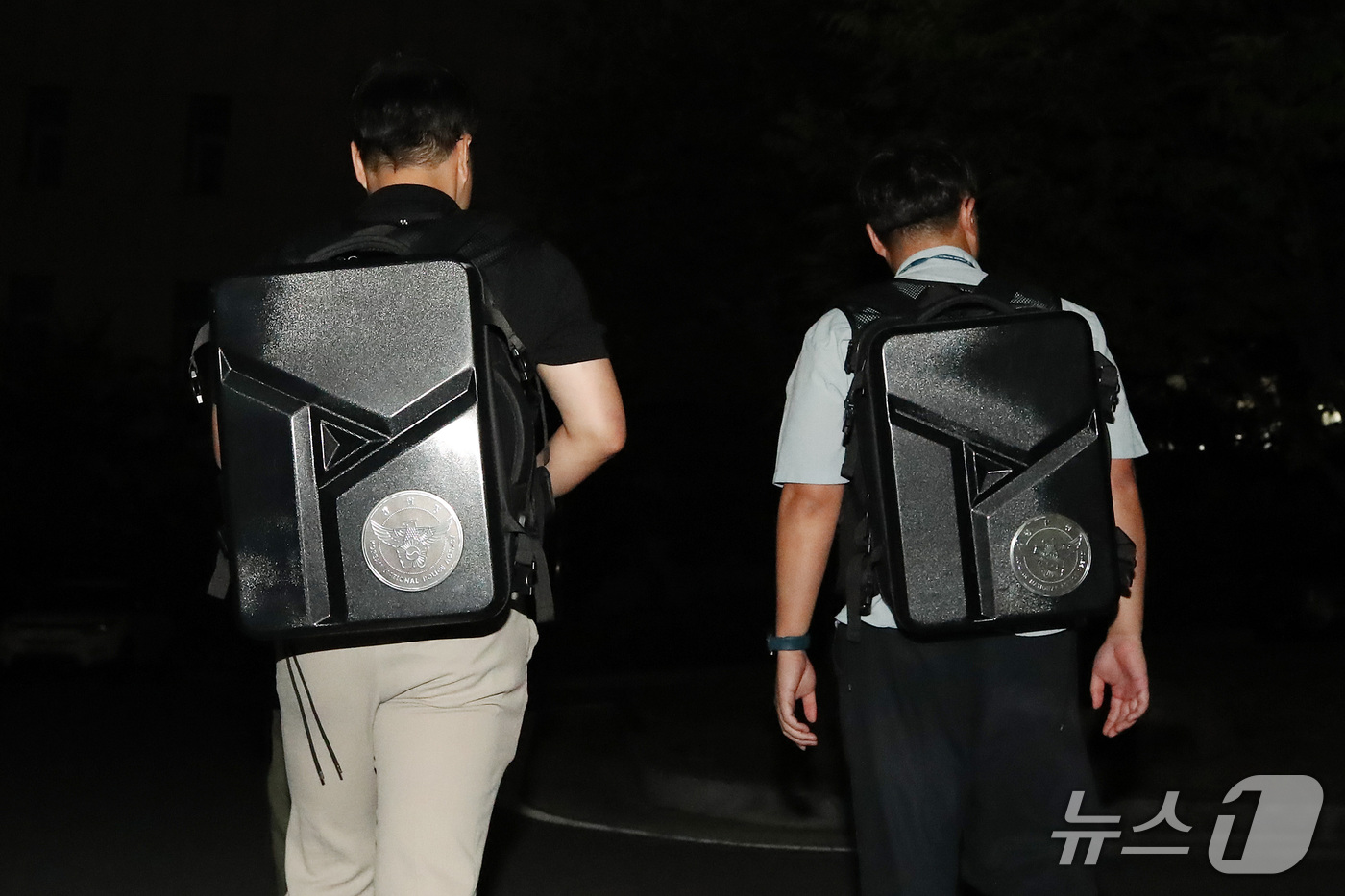 (대구=뉴스1) 공정식 기자 = 6·3 지방선거 투표용지 부족 사태를 수사하는 선관위 특검팀이 17일 오후 대구시 선거관리위원회에 대한 압수수색을 마친 뒤 청사를 나서고 있다. 2 …