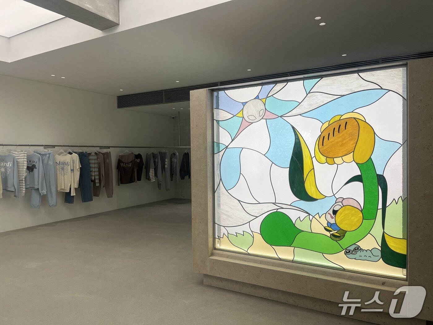 본문 이미지 - 마르디 메크르디 성수점 1층 내부 전경. 권철화 작가가 스테인드글라스로 만든 작품이 전시돼 있다. ⓒ 뉴스1 박혜연 기자