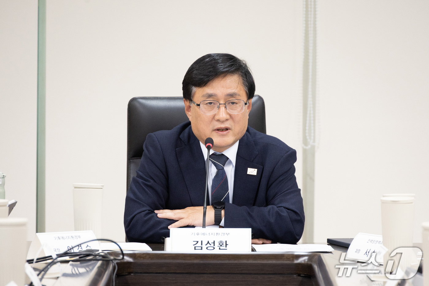 (서울=뉴스1) = 김성환 기후에너지환경부장관이 17일 서울 중구 한국전력공사 경인건설본부에서 재생에너지 보급 혁신 TF 1차 회의를 주재하고 있다. (기후에너지환경부 제공. 재판 …