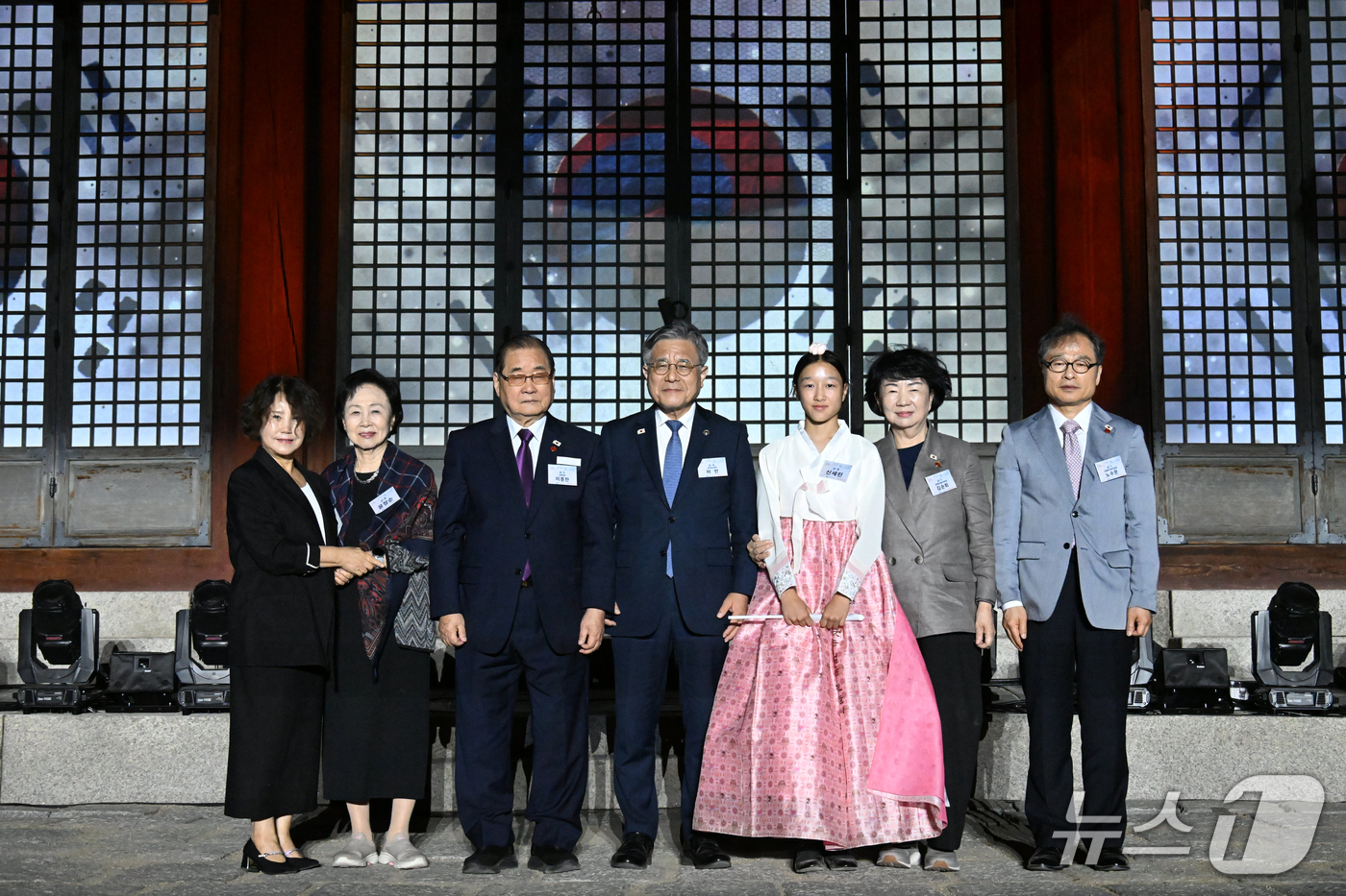 (서울=뉴스1) = 허민 국가유산청장(가운데)이 17일 서울 종로구 창경궁에서 열린 독립유공자 초청 '기억의 예우' 행사에서 이종찬 광복회장(왼쪽 세 번째)과 독립유공자 및 가족들 …