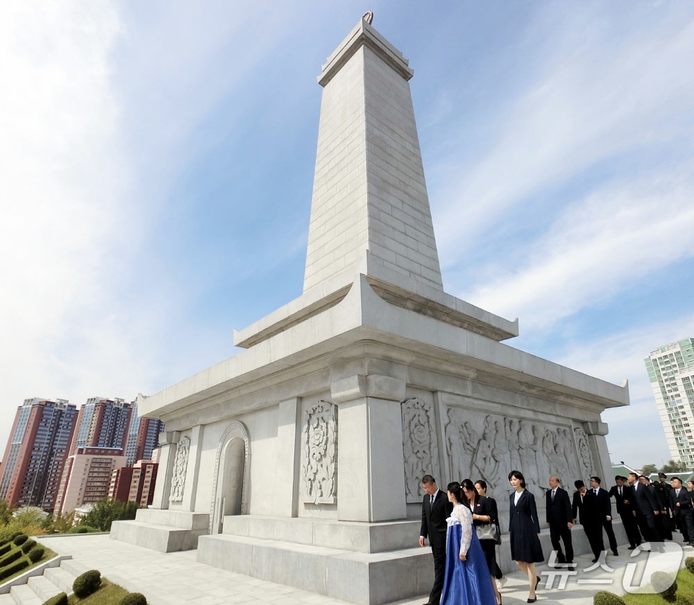(평양 노동신문=뉴스1) = 북한 노동당 기관지 노동신문은 18일 "리경선 퇴역군인사업부 부국장을 단장으로 하는 중국청년간부대표단이 성흥혁명사적지를 참관하였다"라고 보도했다. [국 …