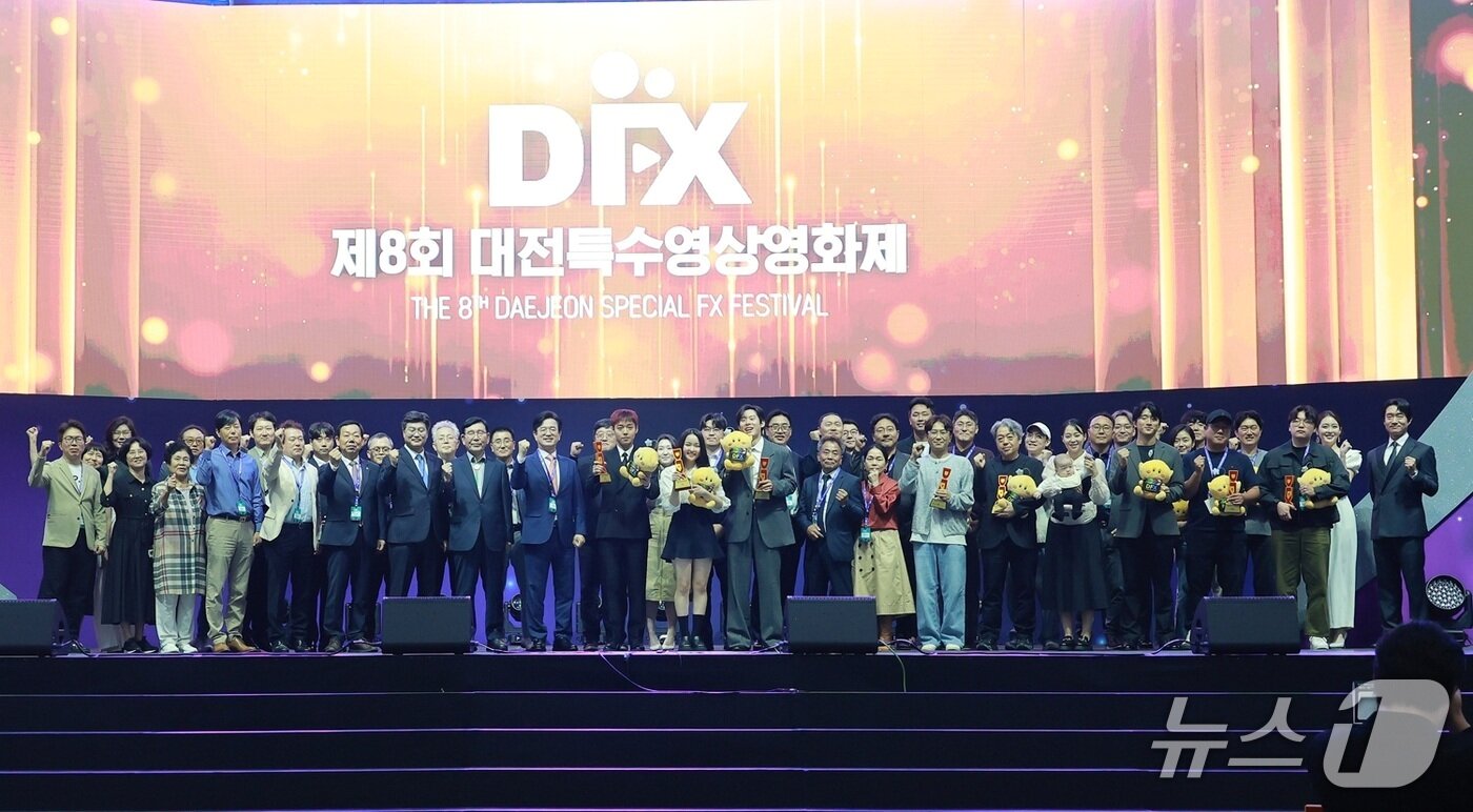 본문 이미지 - 8회 대전특수영상영화제 수상자들이 기념 촬영을 하고 있다. (시 제공) / 뉴스1