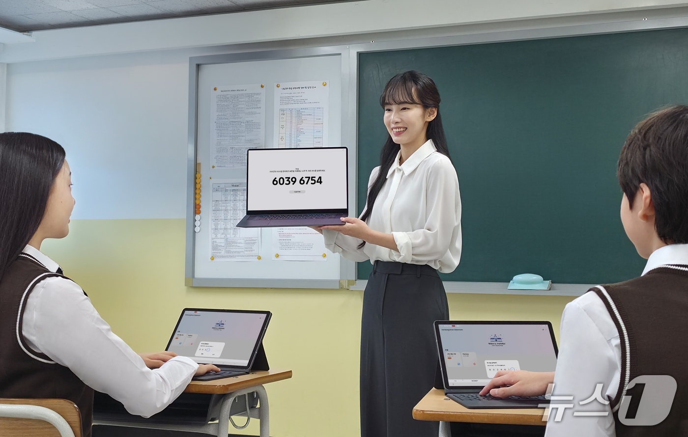 (서울=뉴스1) = 삼성전자가 지난 17일 학교의 갤럭시 기기 도입부터 관리, 활용까지 전 과정을 지원하는 교실 맞춤형 '갤럭시 클래스룸(Galaxy Classroom)'을 선보였 …