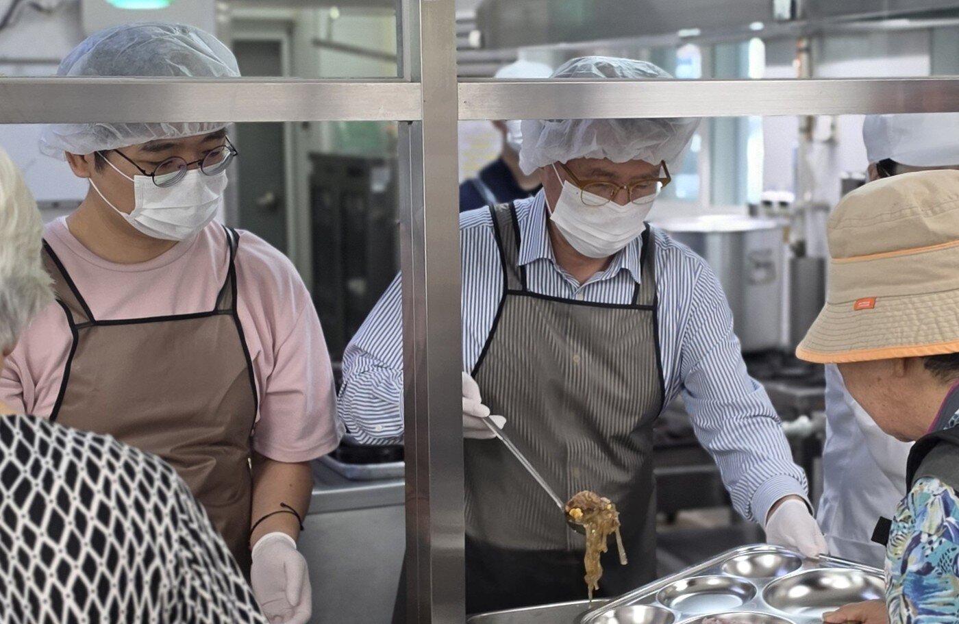 본문 이미지 - 유종필 창업진흥원 원장이 배식 봉사 활동에 참여하고 있다.(찹업진흥원 제공)
