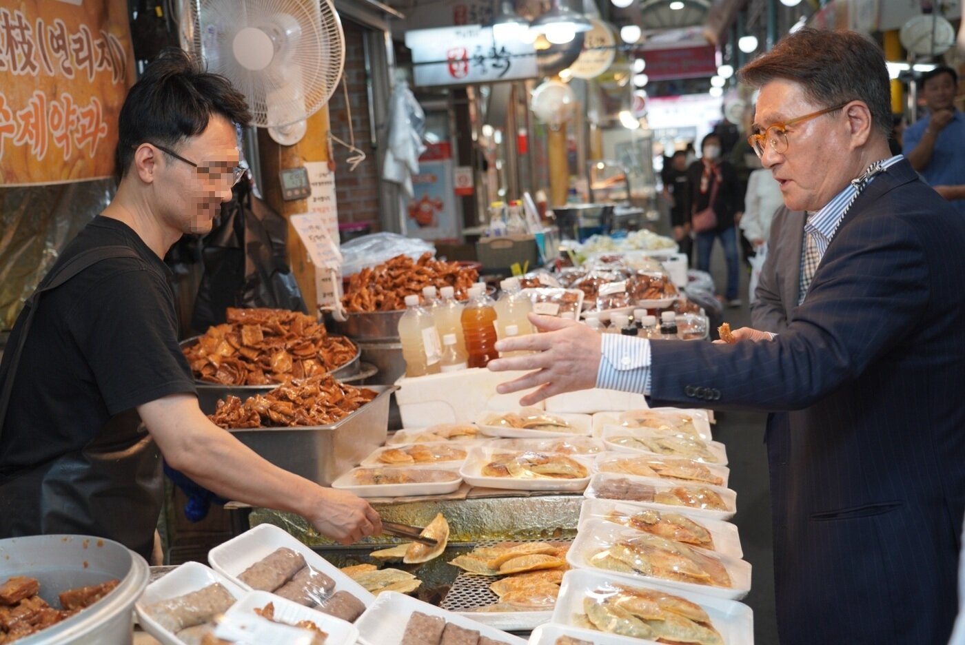 본문 이미지 - 유종필 창업진흥원 원장이 세종전통시장 명절 장보기 활동에 참여하고 있다.(찹업진흥원 제공)