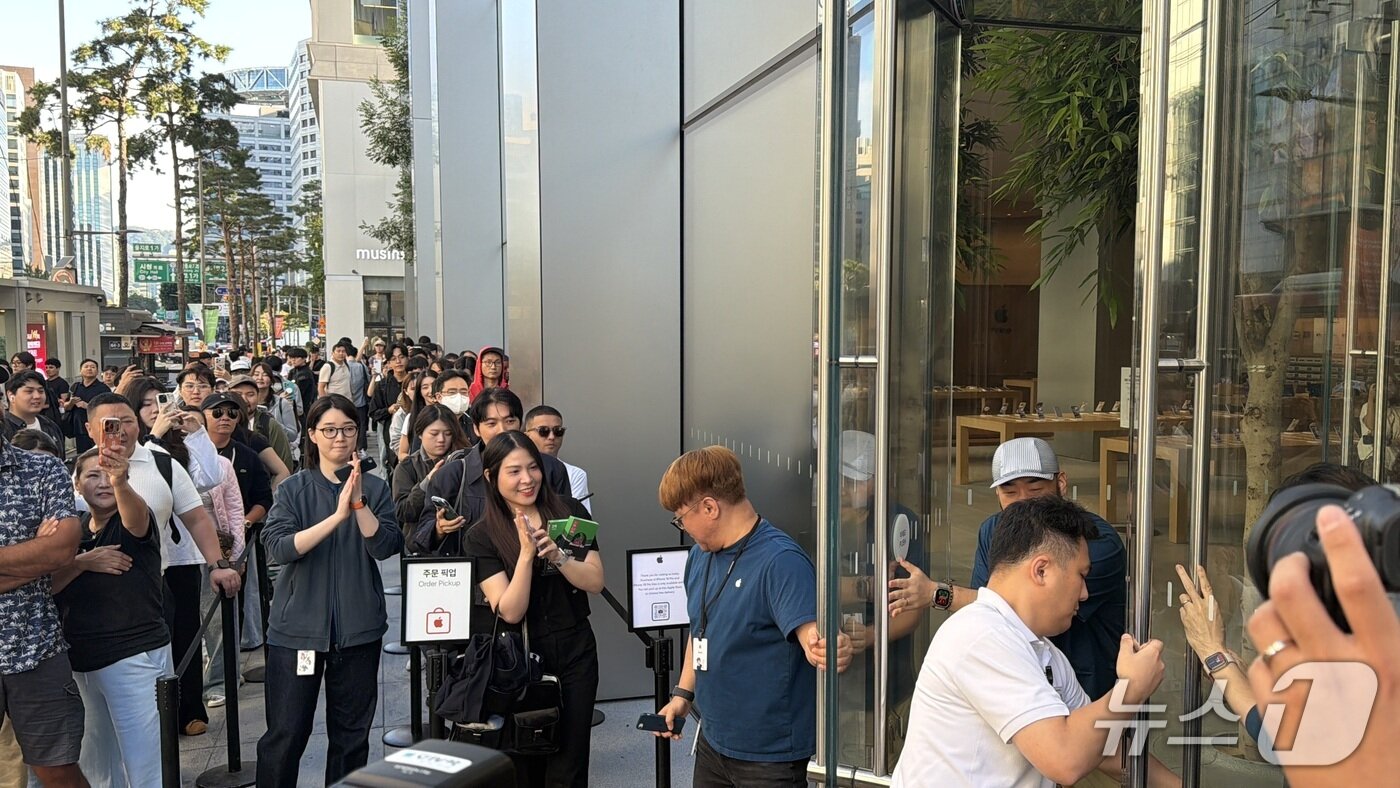 본문 이미지 - 애플 명동 매장 앞에 고객들이 줄을 서 있다. ⓒ뉴스1 신민경 기자