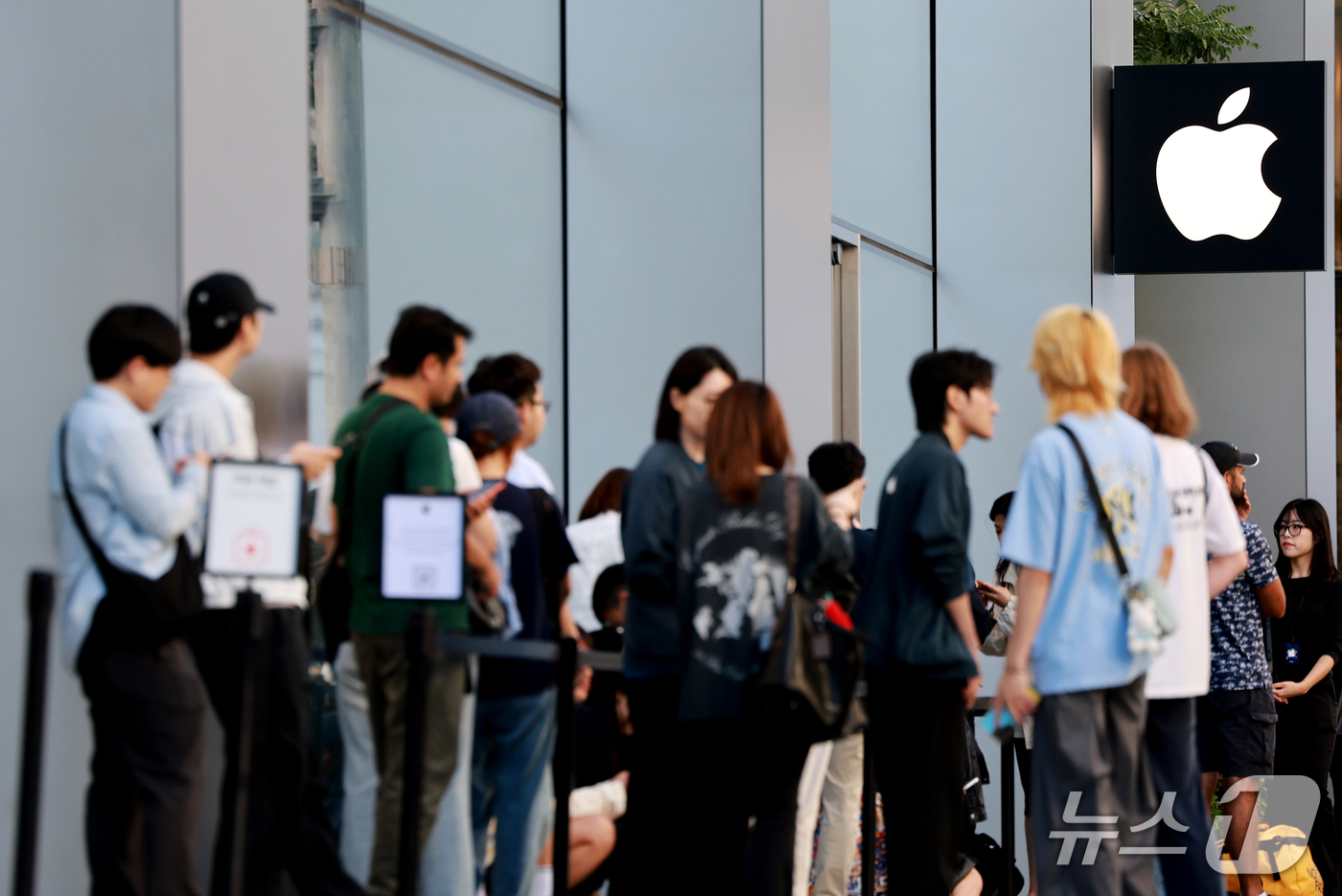 (서울=뉴스1) 이호윤 기자 = 18일 서울 중구 명동 애플스토어에서 시민들이 이날 출시된 애플의 최신 스마트폰 아이폰18 프로·프로맥스 제품을 구매하기 위해 줄 서서 기다리고 있 …