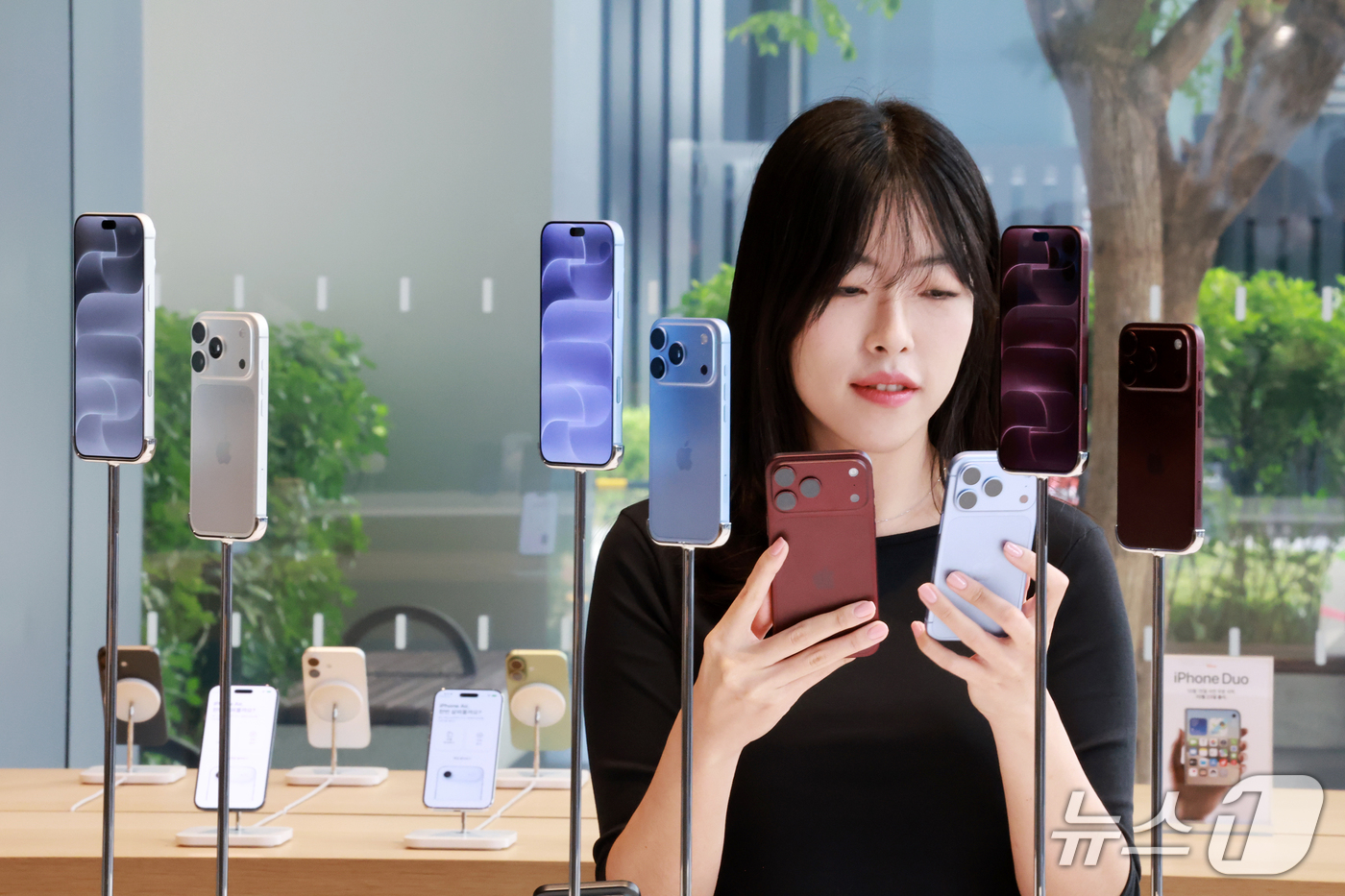 (서울=뉴스1) 이호윤 기자 = 18일 서울 중구 명동 애플스토어에서 한 시민이 이날 출시된 애플의 최신 스마트폰 아이폰18 프로·프로맥스 제품을 살펴보고 있다.애플의 첫 폴더블폰 …