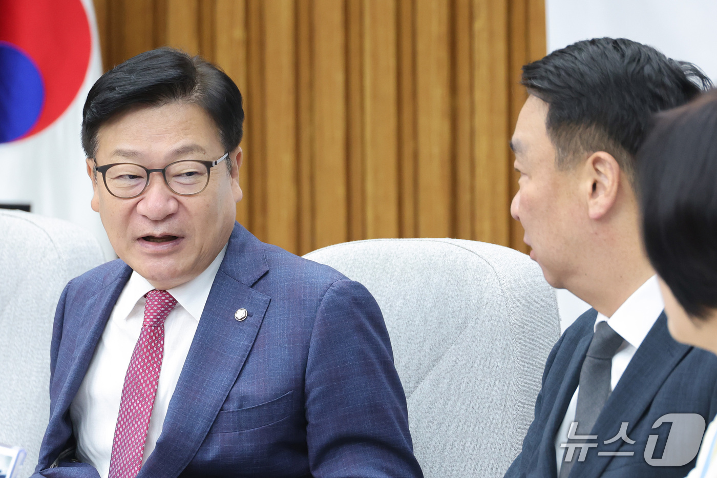 (서울=뉴스1) 신웅수 기자 = 정점식 국민의힘 원내대표와 정희용 사무총장이 18일 서울 여의도 국회에서 열린 원내대책회의에서 대화하고 있다. 2026.9.18/뉴스1