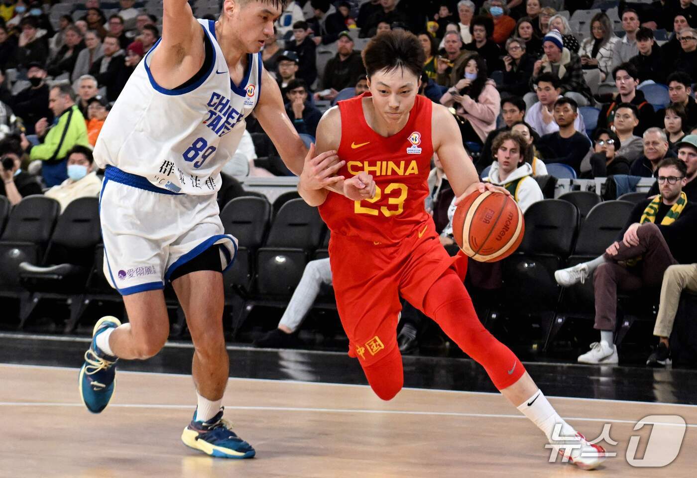 본문 이미지 - 지난 2022년 7월 1일 호주 멜버른에서 열린 2023 FIBA 농구 월드컵 예선 중국 대 대만 경기에서 중국의 후밍쉬안(오른쪽)이 대만의 천자오하오를 지나쳐 골대를 향해 돌파하고 있다. 2022.07.01. ⓒ AFP=뉴스1