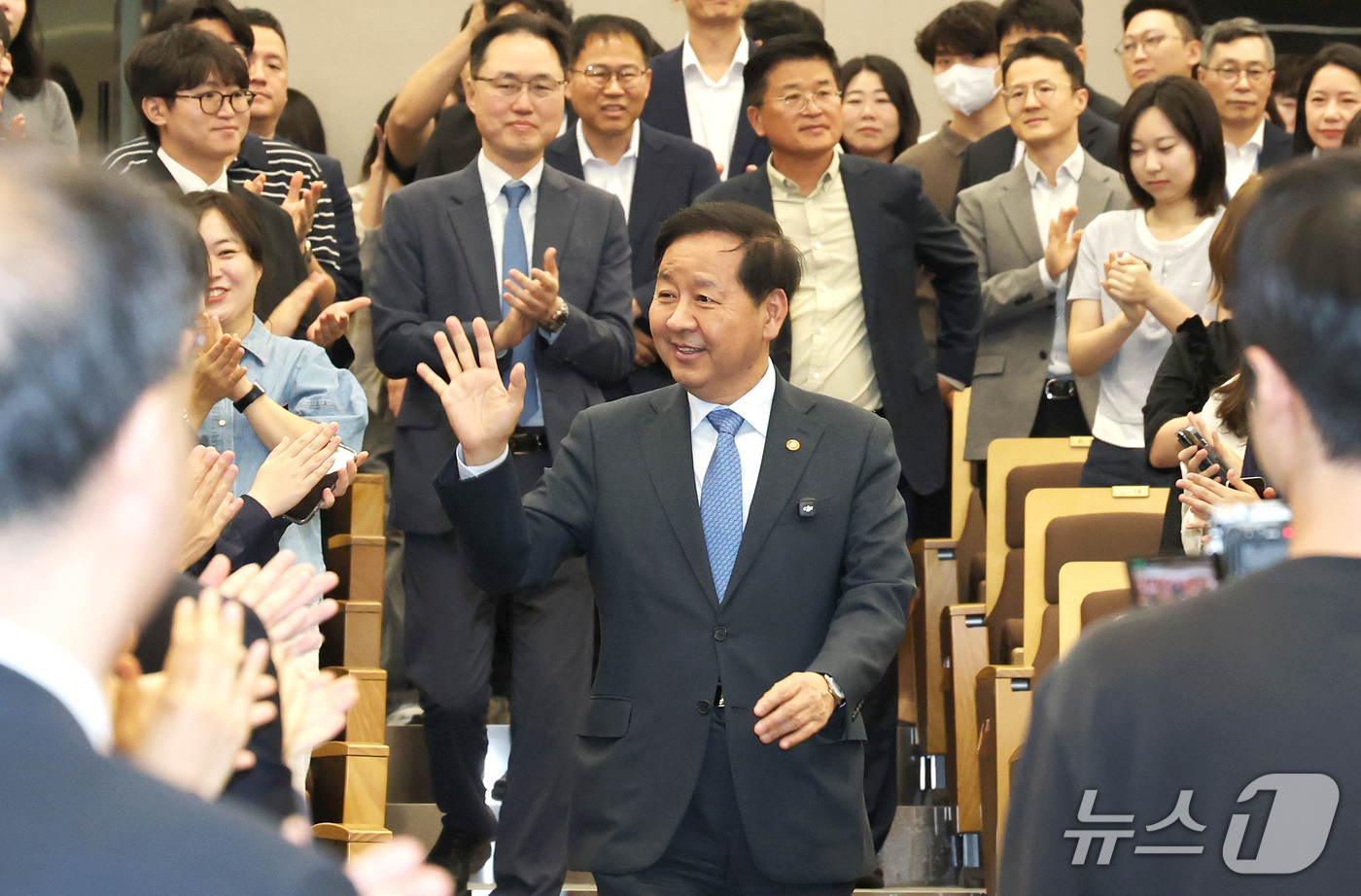 (세종=뉴스1) 김기남 기자 = 구윤철 부총리 겸 재정경제부 장관이 18일 세종시 정부세종청사에서 이임식을 겸한 직원들과 마지막 타운홀 미팅에 참석하며 인사하고 있다.  2026. …