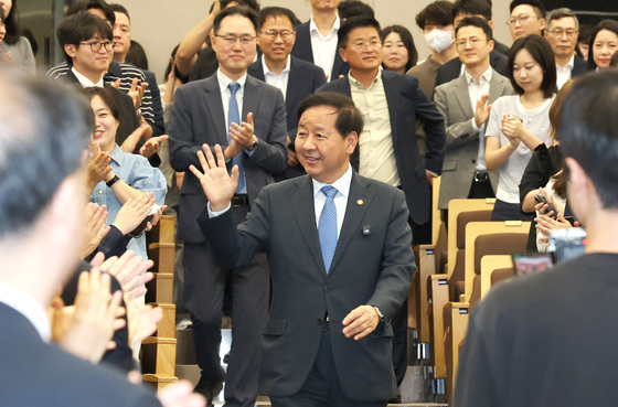 떠나는 구윤철 "재경부 무너지면 대한민국 무너져"…세계 1등 산업 강조