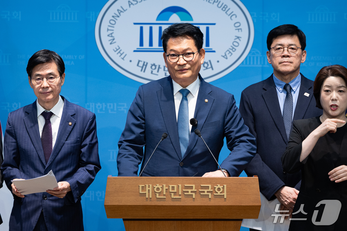 (서울=뉴스1) 유승관 기자 = 송영길 더불어민주당 의원을 비롯한 여야 의원들이 18일 서울 여의도 국회 소통관에서 여야 의원 88인 '한반도 평화체제 구축 및 북미정상회담 개최 …