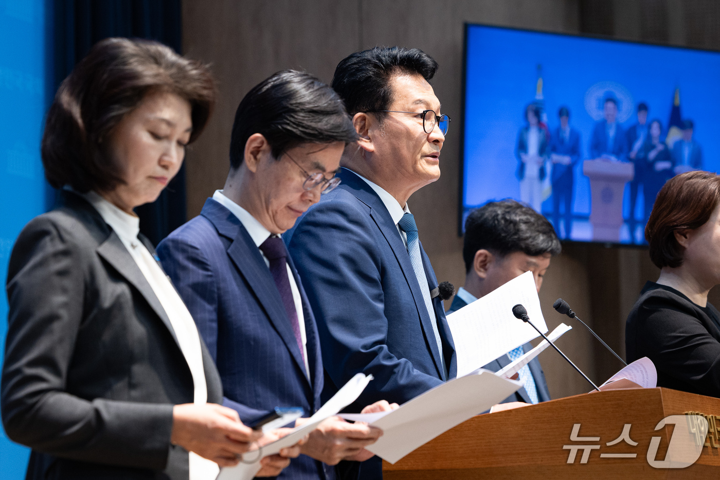 (서울=뉴스1) 유승관 기자 = 송영길 더불어민주당 의원을 비롯한 여야 의원들이 18일 서울 여의도 국회 소통관에서 여야 의원 88인 '한반도 평화체제 구축 및 북미정상회담 개최 …