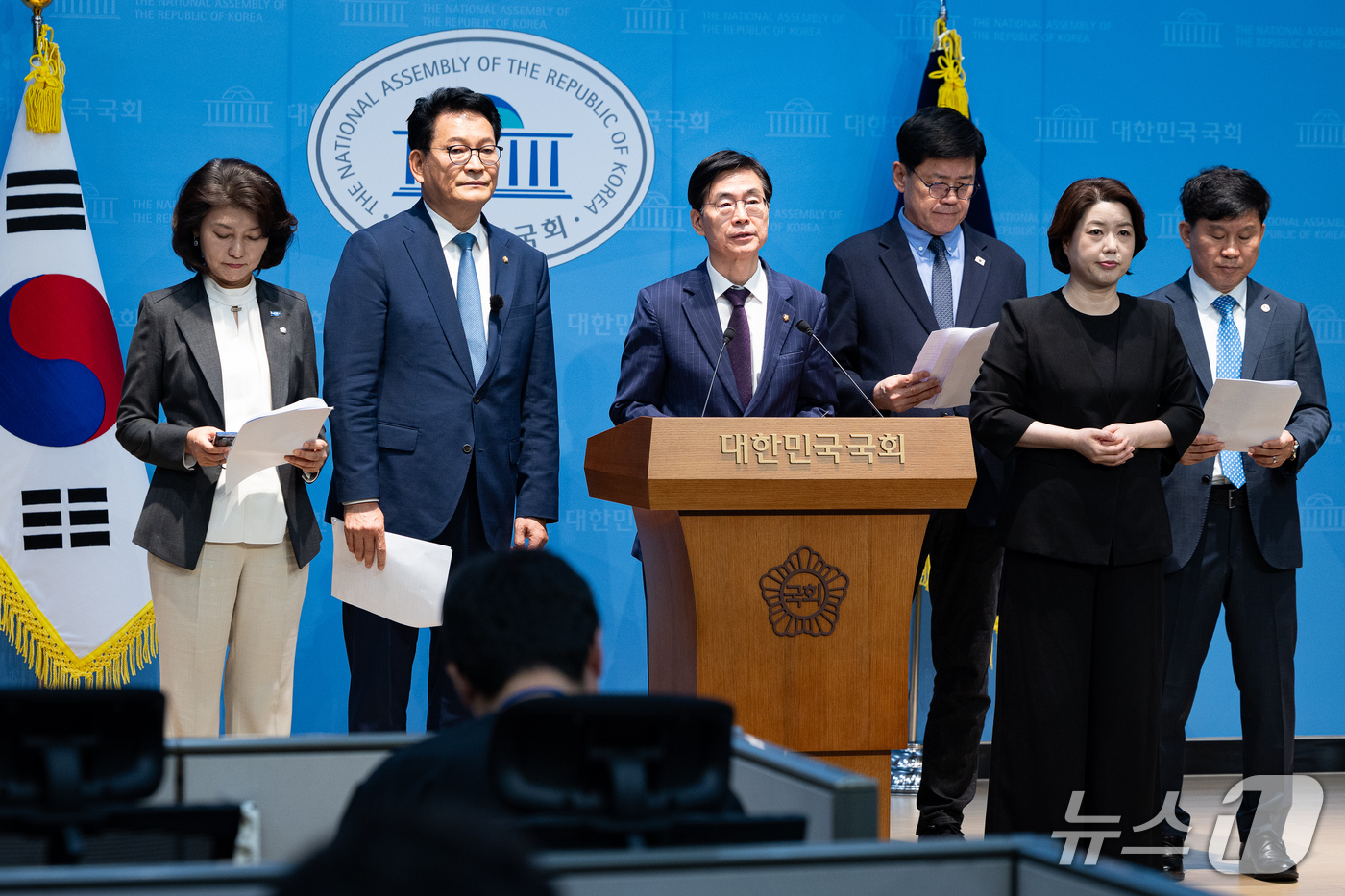 (서울=뉴스1) 유승관 기자 = 조경태 국민의힘 의원을 비롯한 여야 의원들이 18일 서울 여의도 국회 소통관에서 여야 의원 88인 '한반도 평화체제 구축 및 북미정상회담 개최 촉구 …