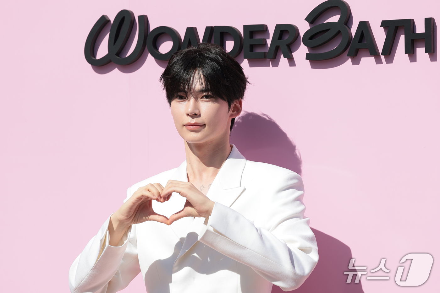 (서울=뉴스1) 권현진 기자 = 제로베이스원 성한빈이 18일 서울 성동구 뉴뉴 성수에서 열린 원더바스 신제품 슬라이스 세럼 출시 관련 무빙 팝업 ‘WONDER BATH’ 오픈 행사 …