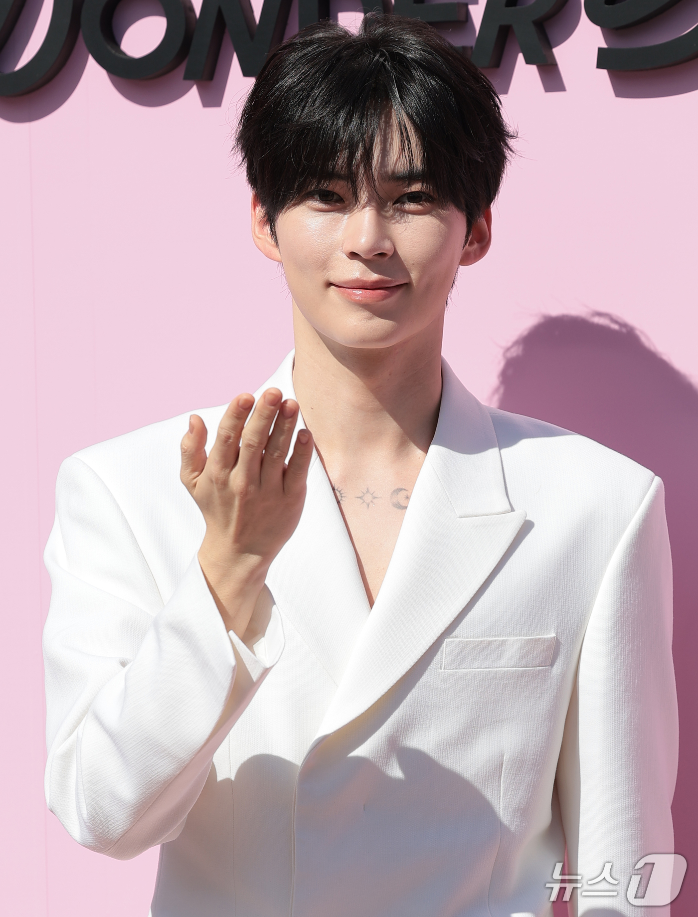 (서울=뉴스1) 권현진 기자 = 제로베이스원 성한빈이 18일 서울 성동구 뉴뉴 성수에서 열린 원더바스 신제품 슬라이스 세럼 출시 관련 무빙 팝업 ‘WONDER BATH’ 오픈 행사 …