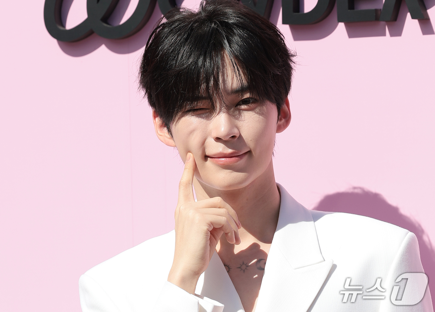 (서울=뉴스1) 권현진 기자 = 제로베이스원 성한빈이 18일 서울 성동구 뉴뉴 성수에서 열린 원더바스 신제품 슬라이스 세럼 출시 관련 무빙 팝업 ‘WONDER BATH’ 오픈 행사 …