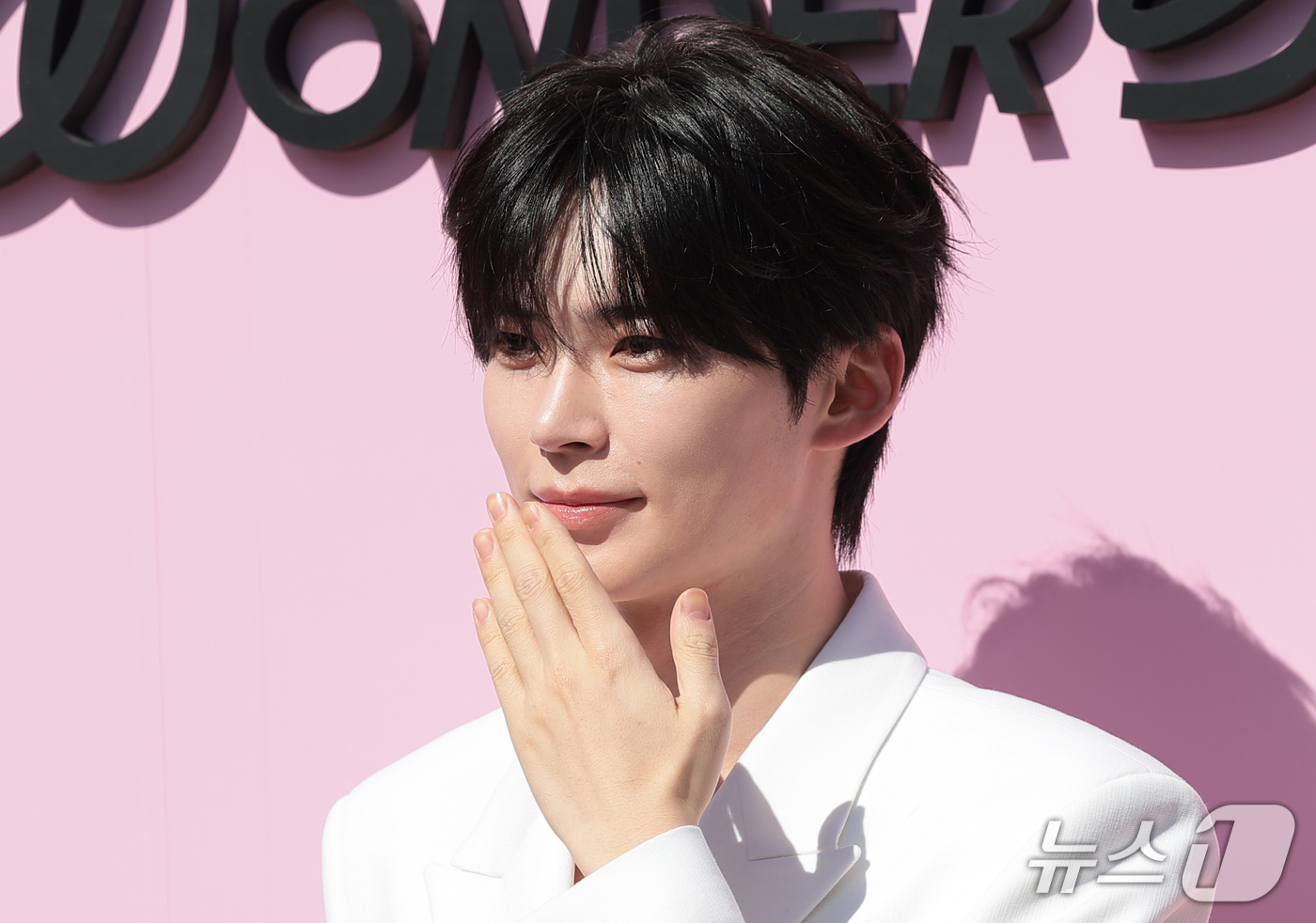 (서울=뉴스1) 권현진 기자 = 제로베이스원 성한빈이 18일 서울 성동구 뉴뉴 성수에서 열린 원더바스 신제품 슬라이스 세럼 출시 관련 무빙 팝업 ‘WONDER BATH’ 오픈 행사 …