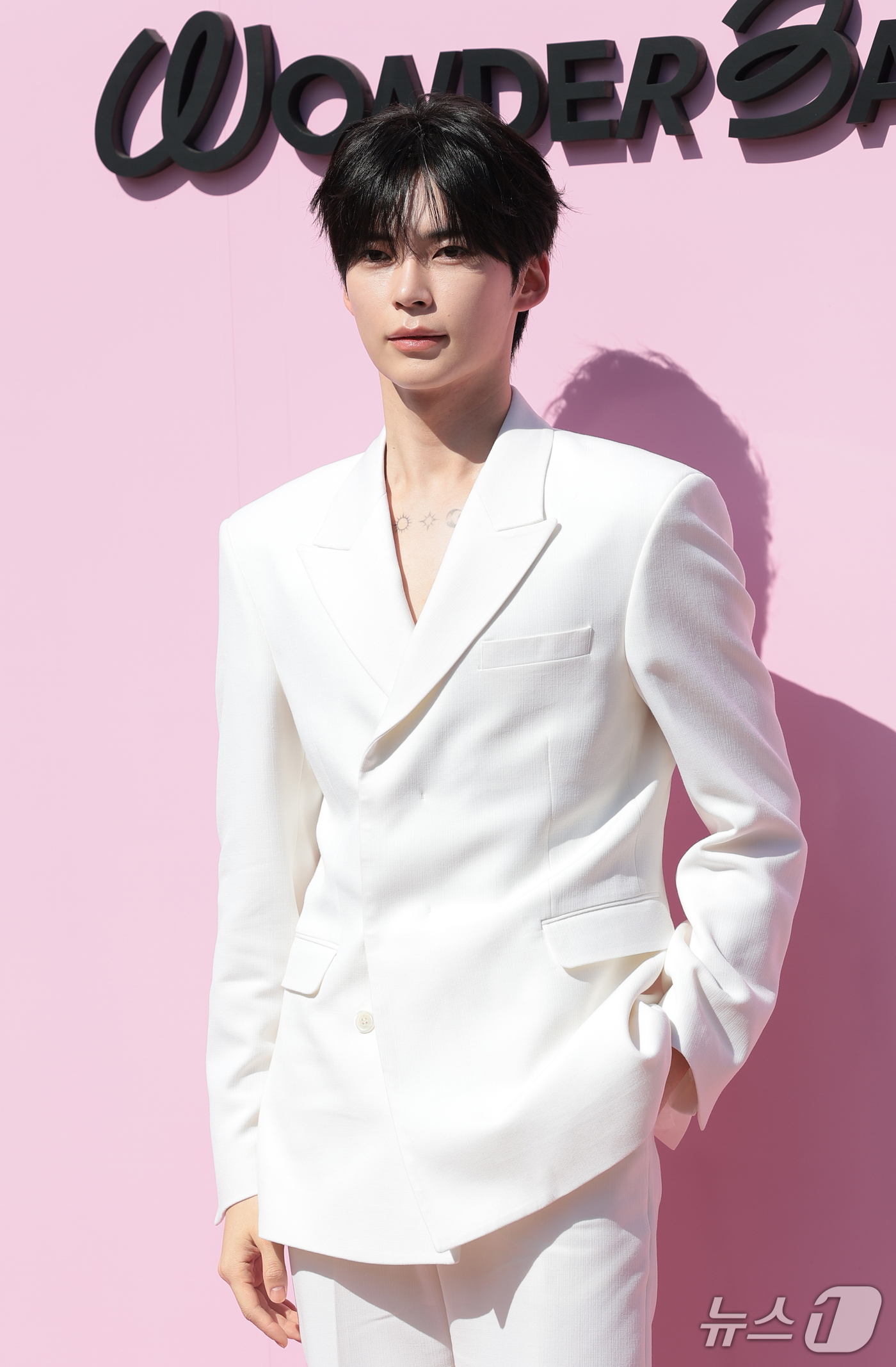 (서울=뉴스1) 권현진 기자 = 제로베이스원 성한빈이 18일 서울 성동구 뉴뉴 성수에서 열린 원더바스 신제품 슬라이스 세럼 출시 관련 무빙 팝업 ‘WONDER BATH’ 오픈 행사 …