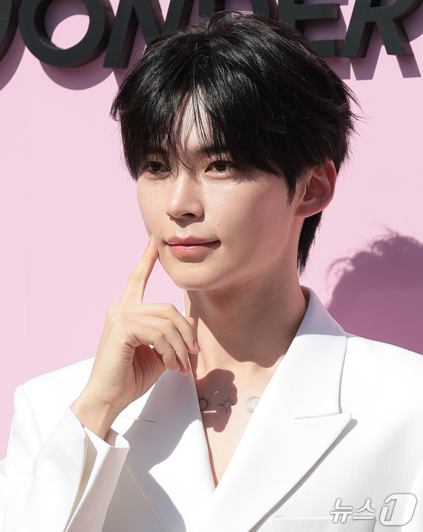 (서울=뉴스1) 권현진 기자 = 제로베이스원 성한빈이 18일 서울 성동구 뉴뉴 성수에서 열린 원더바스 신제품 슬라이스 세럼 출시 관련 무빙 팝업 ‘WONDER BATH’ 오픈 행사 …