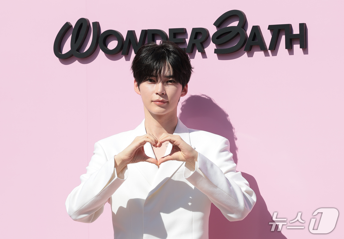 (서울=뉴스1) 권현진 기자 = 제로베이스원 성한빈이 18일 서울 성동구 뉴뉴 성수에서 열린 원더바스 신제품 슬라이스 세럼 출시 관련 무빙 팝업 ‘WONDER BATH’ 오픈 행사 …