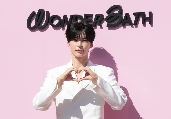 제로베이스원 성한빈, 핑크빛 하트