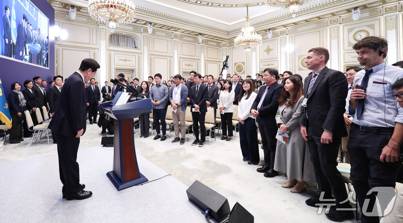 (서울=뉴스1) 허경 기자 = 이재명 대통령이 18일 청와대 영빈관에서 열린 현안 기자회견에서 인사하고 있다. (청와대통신사진기자단) 2026.9.18/뉴스1