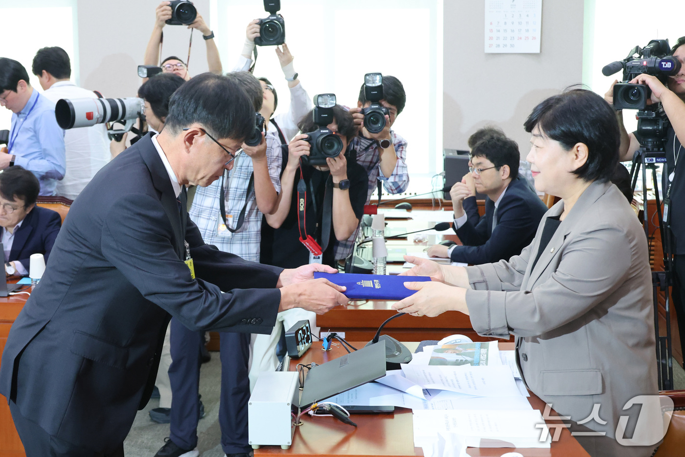 (서울=뉴스1) 신웅수 기자 = 최길수 특별감찰관 후보자가 18일 서울 여의도 국회 법제사법위원회에서 열린 인사청문회에서 선서문을 서영교 위원장에게 제출하고 있다. 2026.9.1 …
