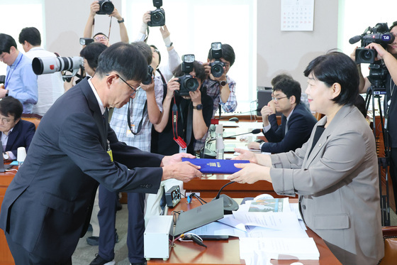 선서문 제출하는 최길수 특별감찰관 후보자