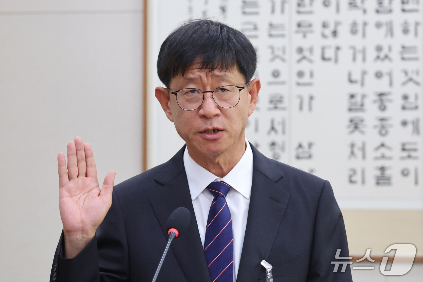 (서울=뉴스1) 신웅수 기자 = 최길수 특별감찰관 후보자가 18일 서울 여의도 국회 법제사법위원회에서 열린 인사청문회에서 선서를 하고 있다. 2026.9.18/뉴스1