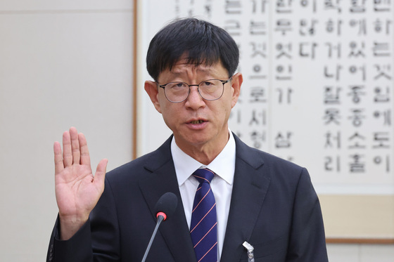 선서하는 최길수 특별감찰관 후보자