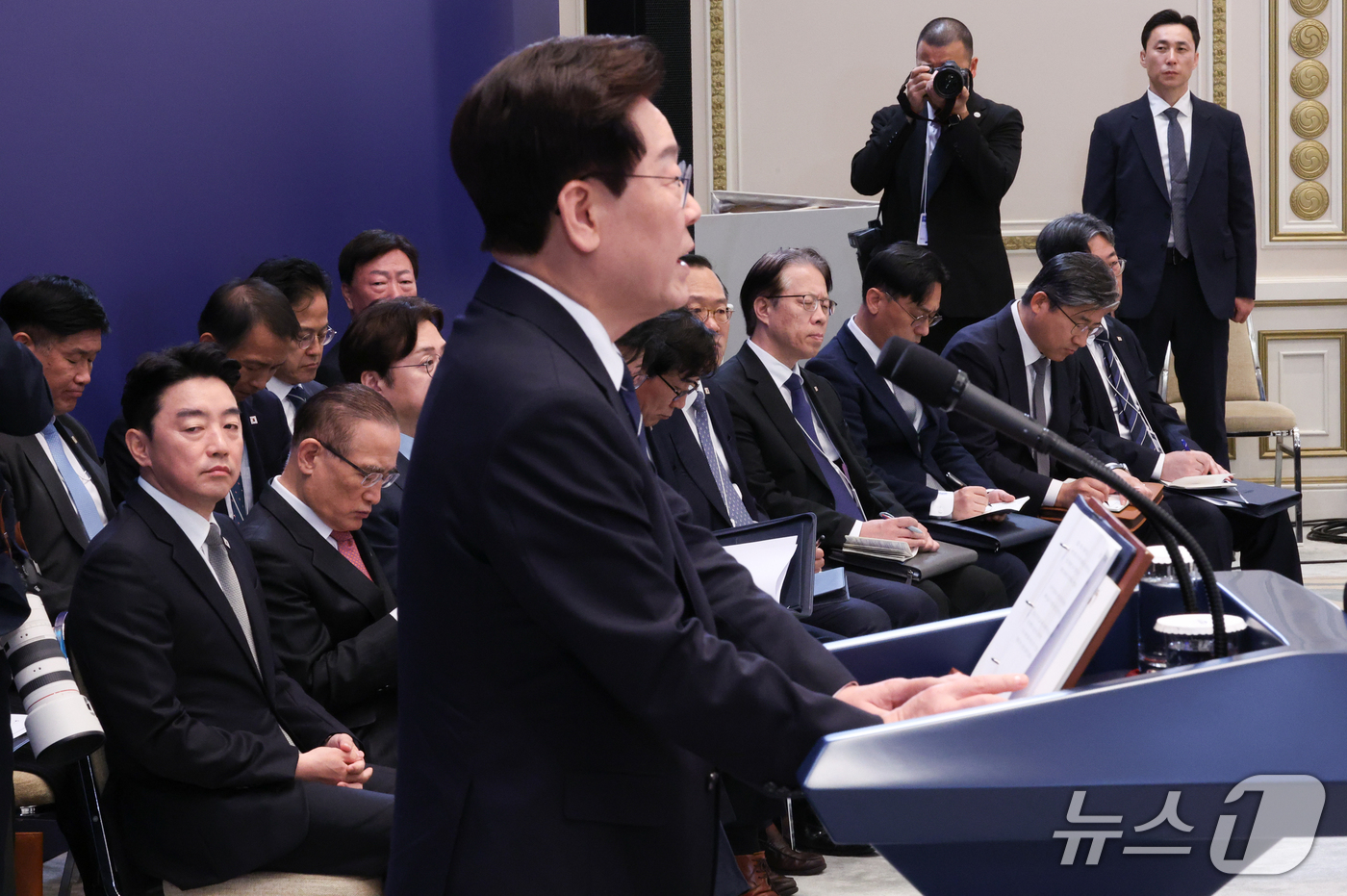 (서울=뉴스1) 허경 기자 = 강훈식 비서실장과 위성락 국가안보실장이 18일 청와대 영빈관에서 열린 이재명 대통령 현안 기자회견에 참석해 이 대통령의 발언을 경청하고 있다. (청와 …