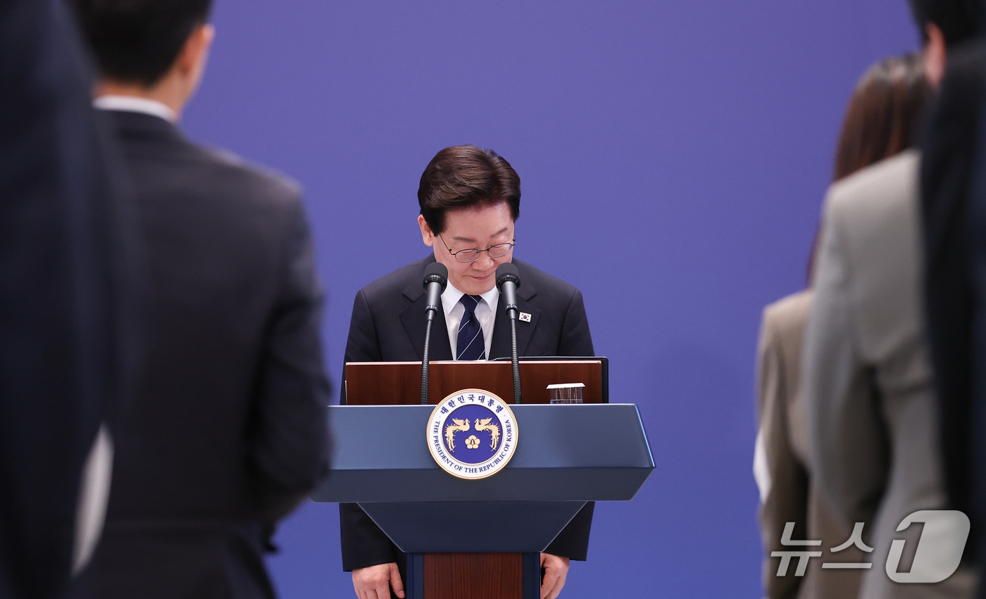 (서울=뉴스1) 허경 기자 = 이재명 대통령이 18일 청와대 영빈관에서 열린 현안 기자회견에서 인사하고 있다. (청와대통신사진기자단) 2026.9.18/뉴스1