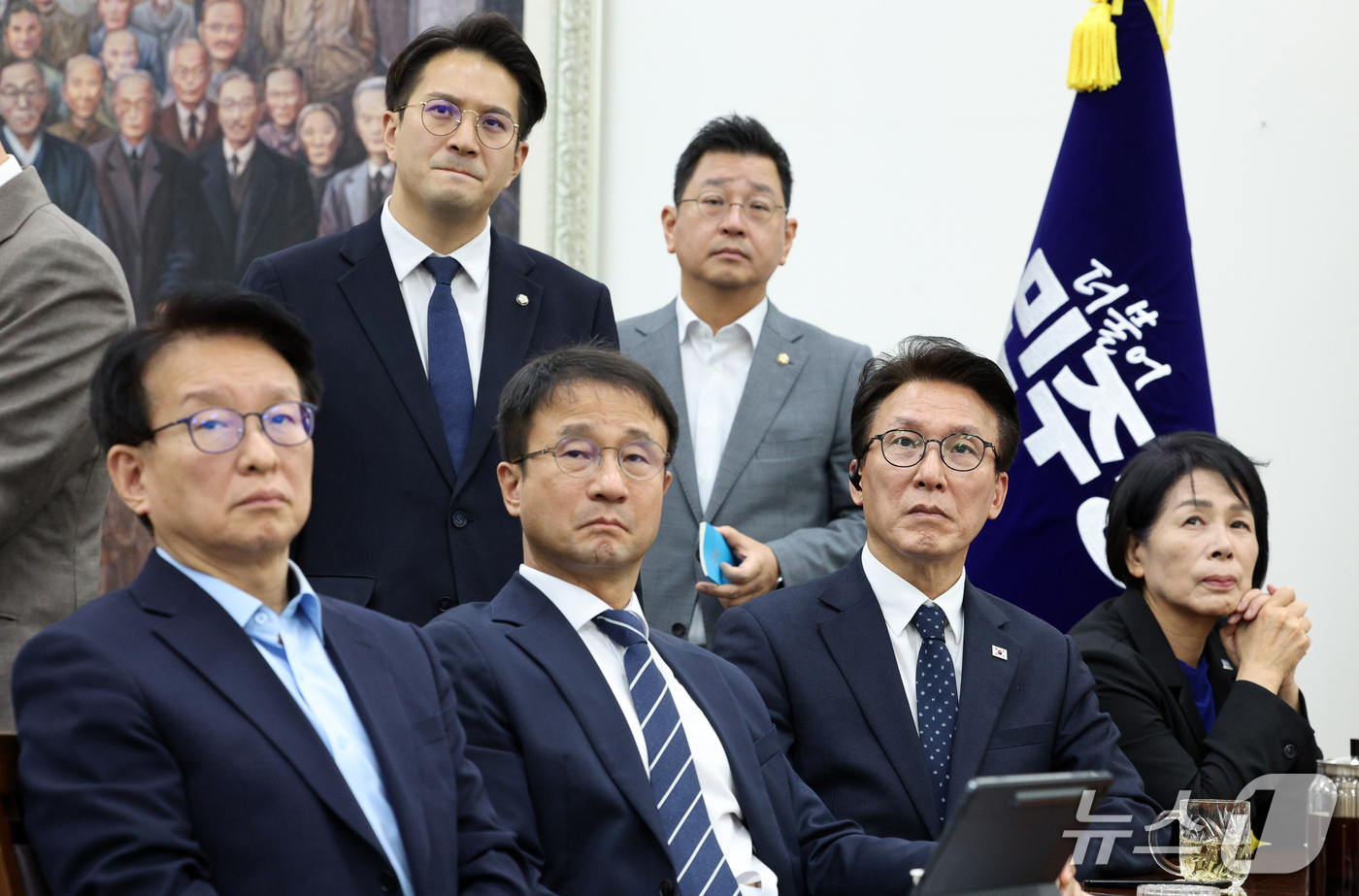 (서울=뉴스1) 유승관 기자 = 김민석 더불어민주당 대표와 한병도 원내대표를 비롯한 지도부가 18일 서울 여의도 국회에서 이재명 대통령 기자회견을 시청하고 있다. (공동취재) 20 …