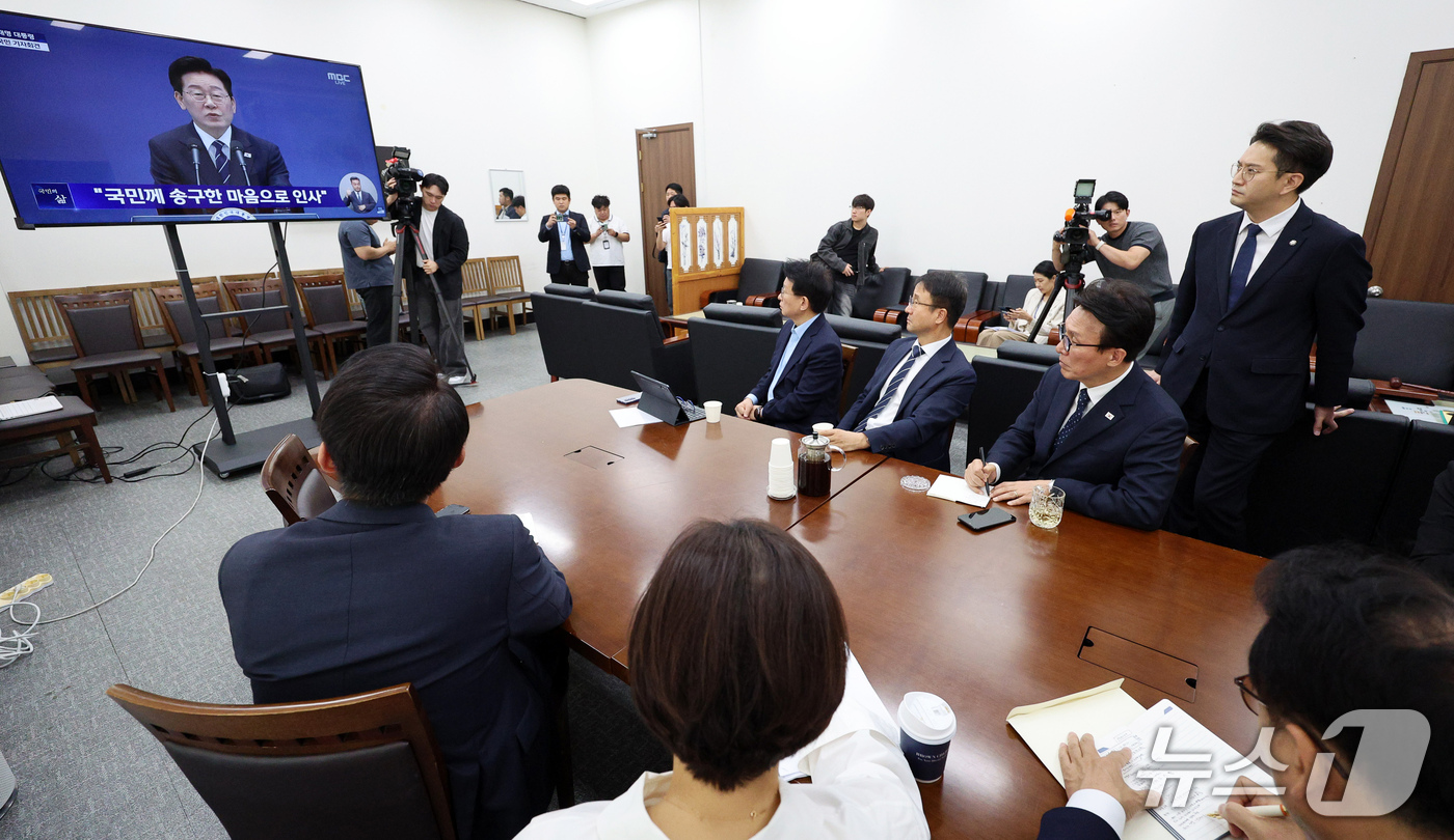 (서울=뉴스1) 유승관 기자 = 김민석 더불어민주당 대표와 한병도 원내대표를 비롯한 지도부가 18일 서울 여의도 국회에서 이재명 대통령 기자회견을 시청하고 있다. (공동취재) 20 …